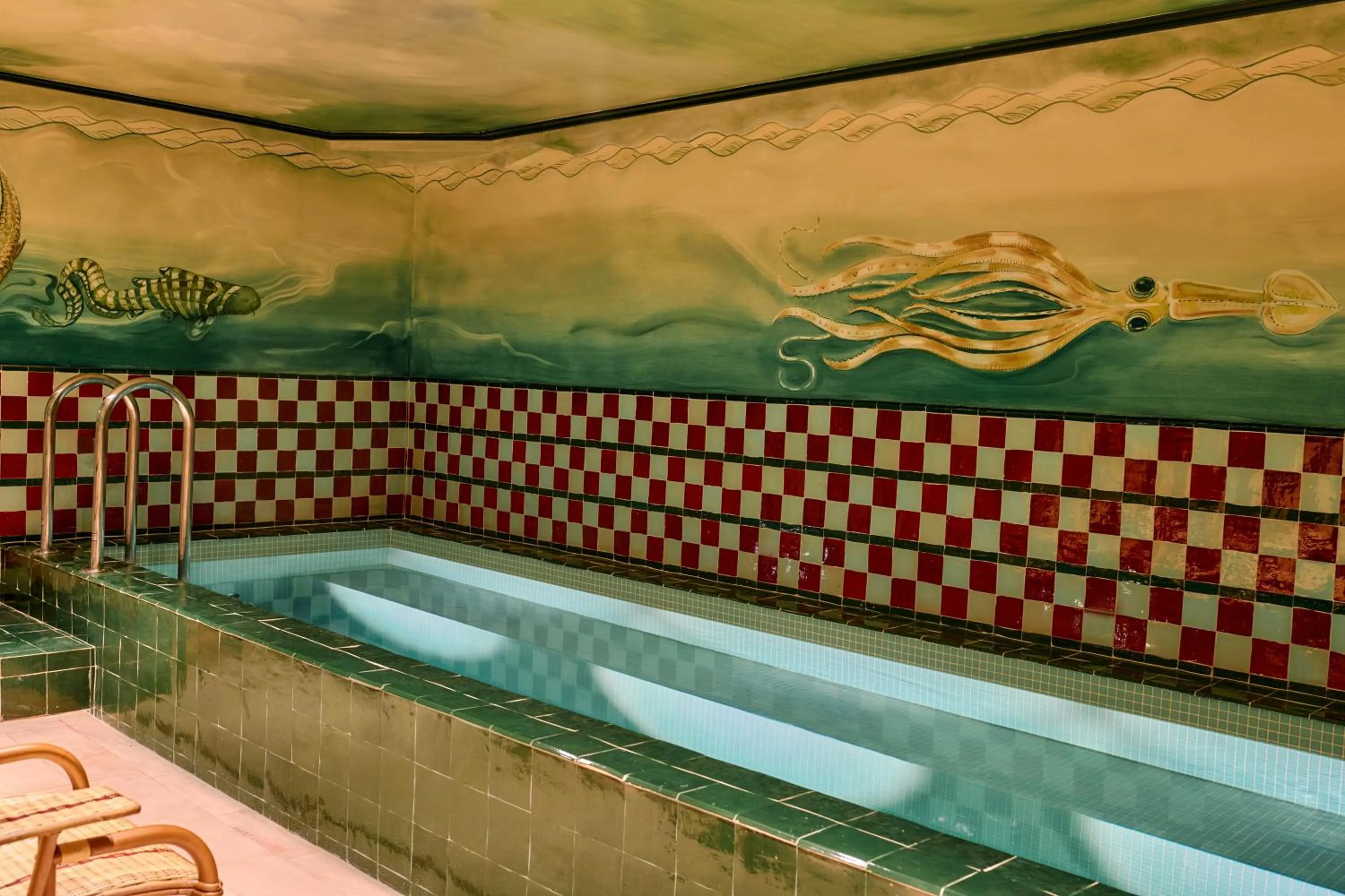 Hot Tub in Hôtel Les Deux Gares & Spa