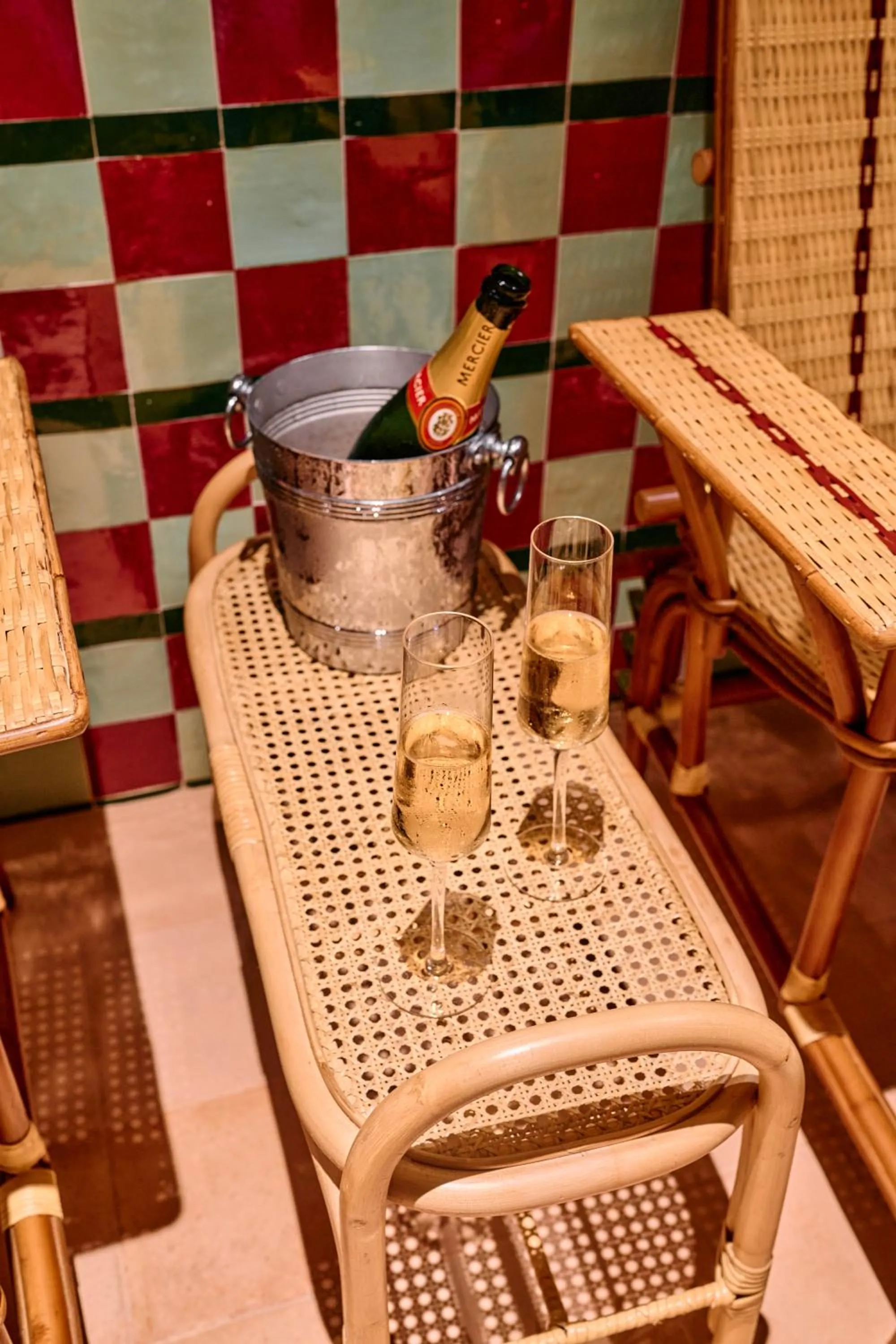 Hot Tub in Hôtel Les Deux Gares & Spa