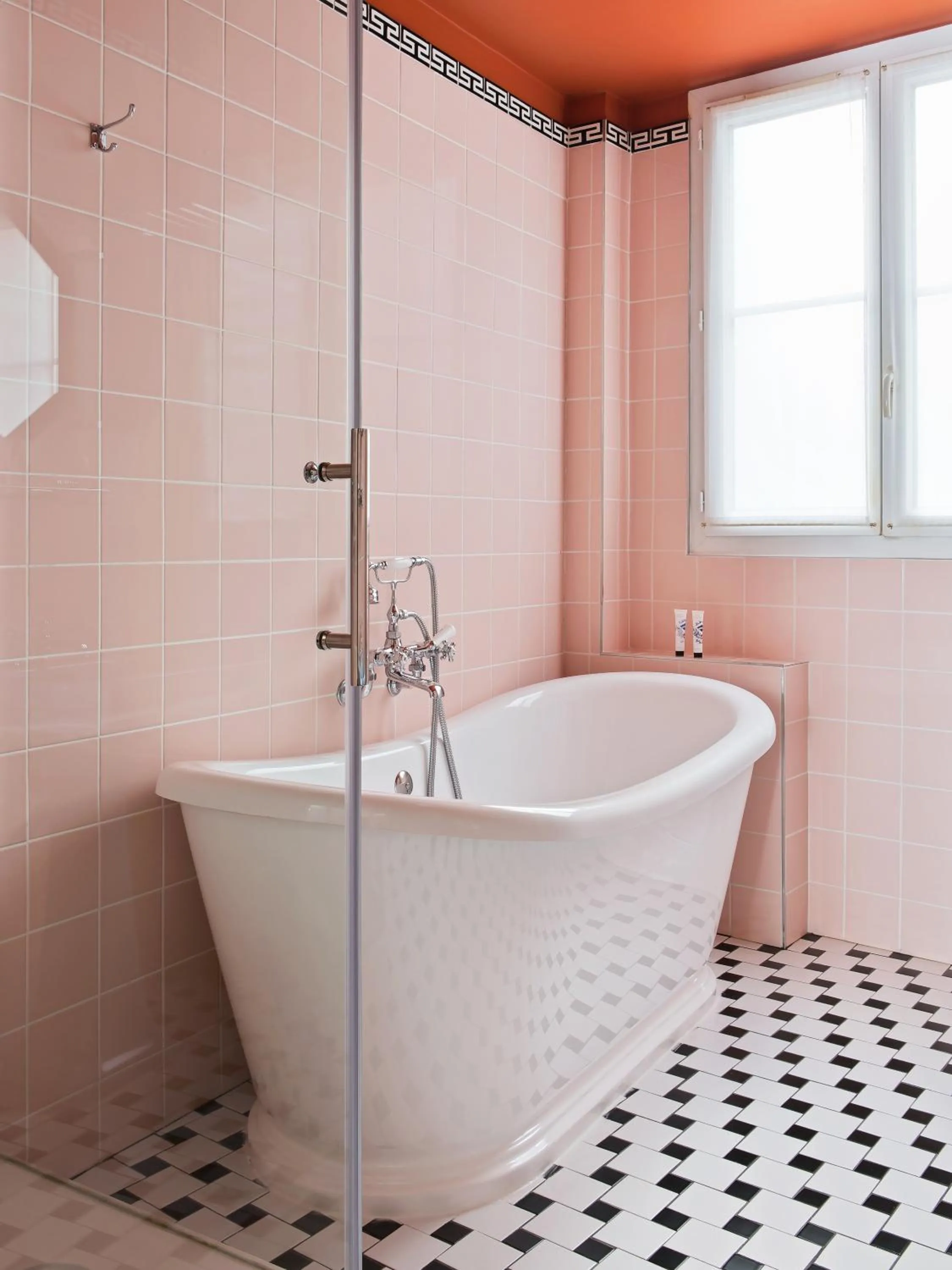 Bath in Hôtel Les Deux Gares & Spa