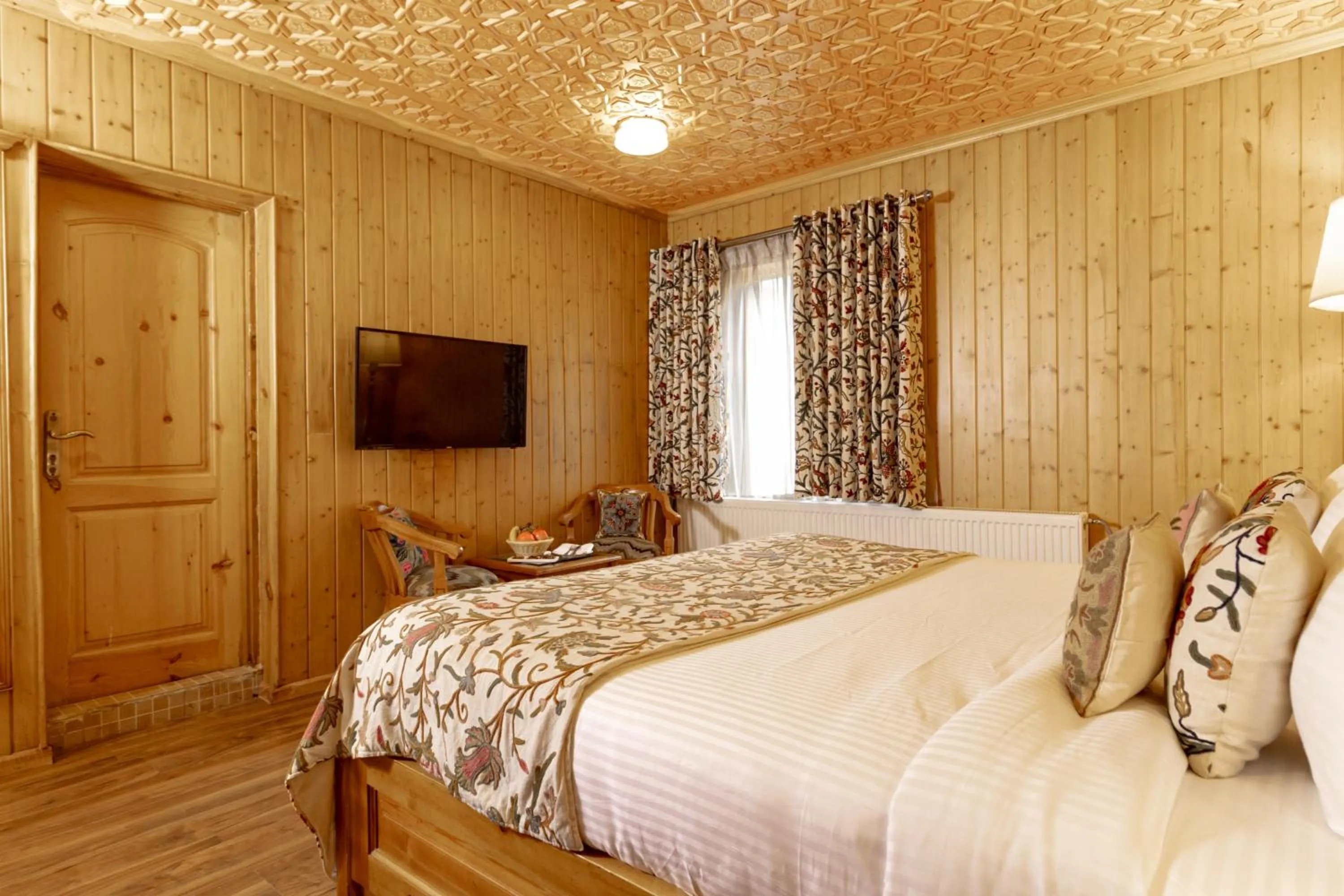 Bedroom, Bed in Shaw Inn by Stay Pattern