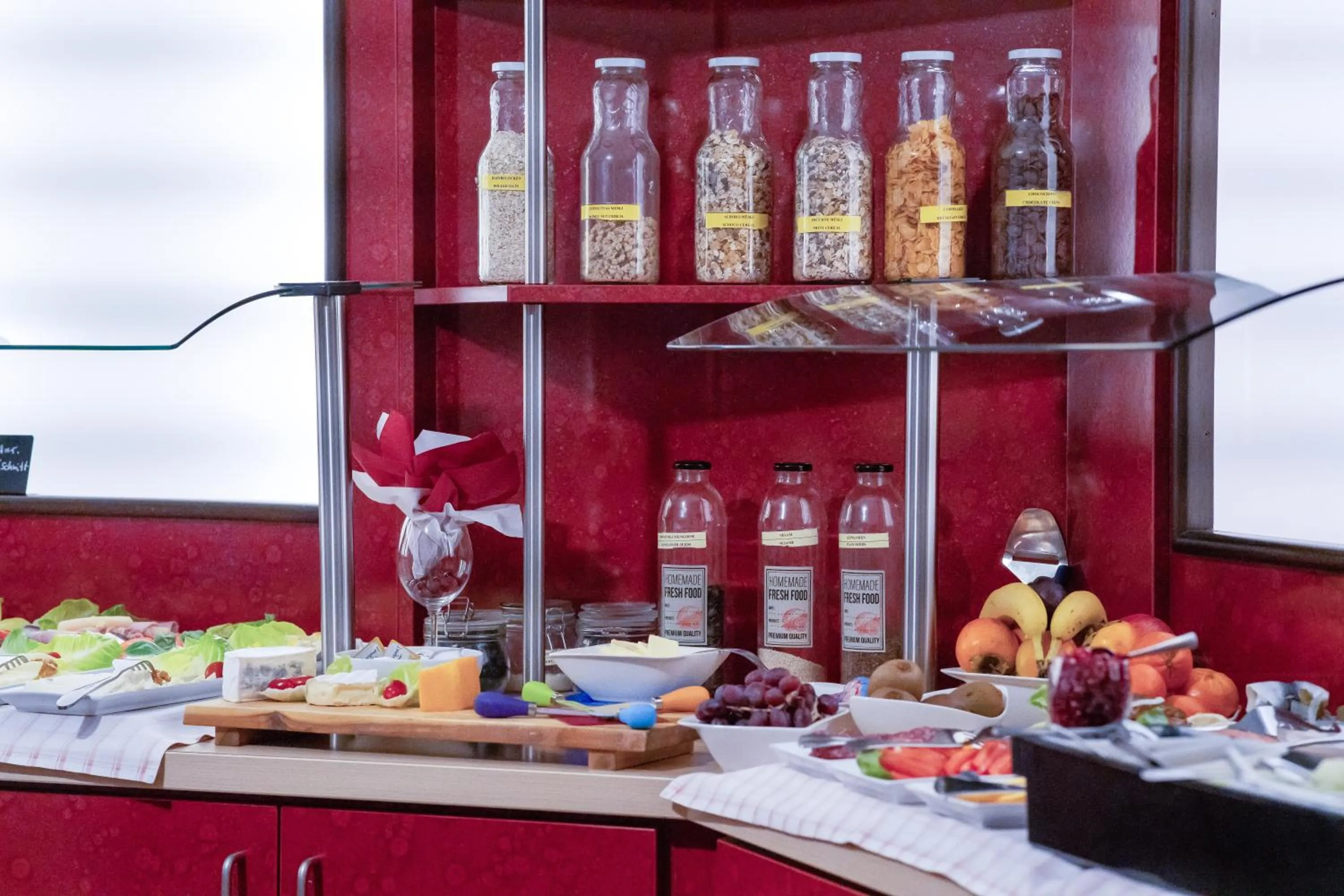 Buffet breakfast in Stadt-gut-Hotel Rheinischer Hof