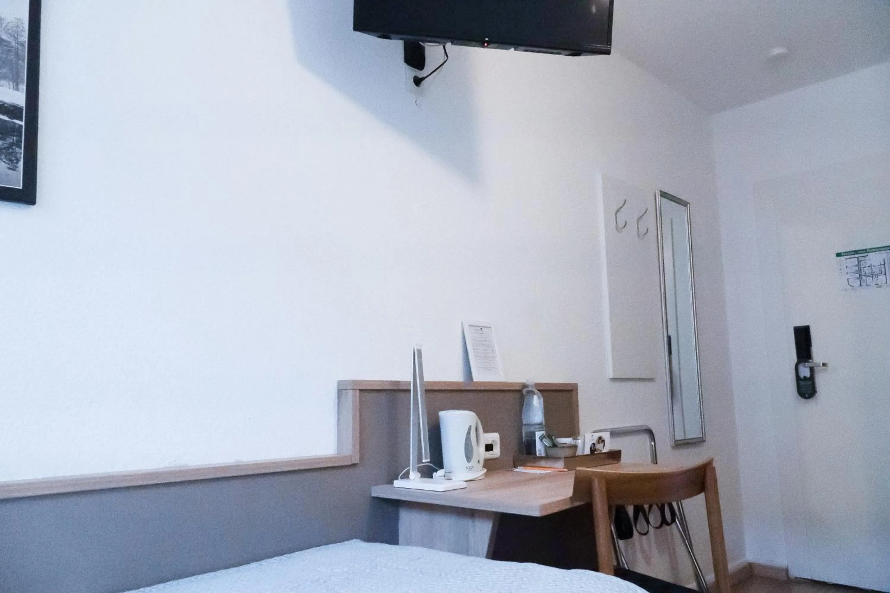 Coffee/tea facilities, Bed in Stadt-gut-Hotel Rheinischer Hof