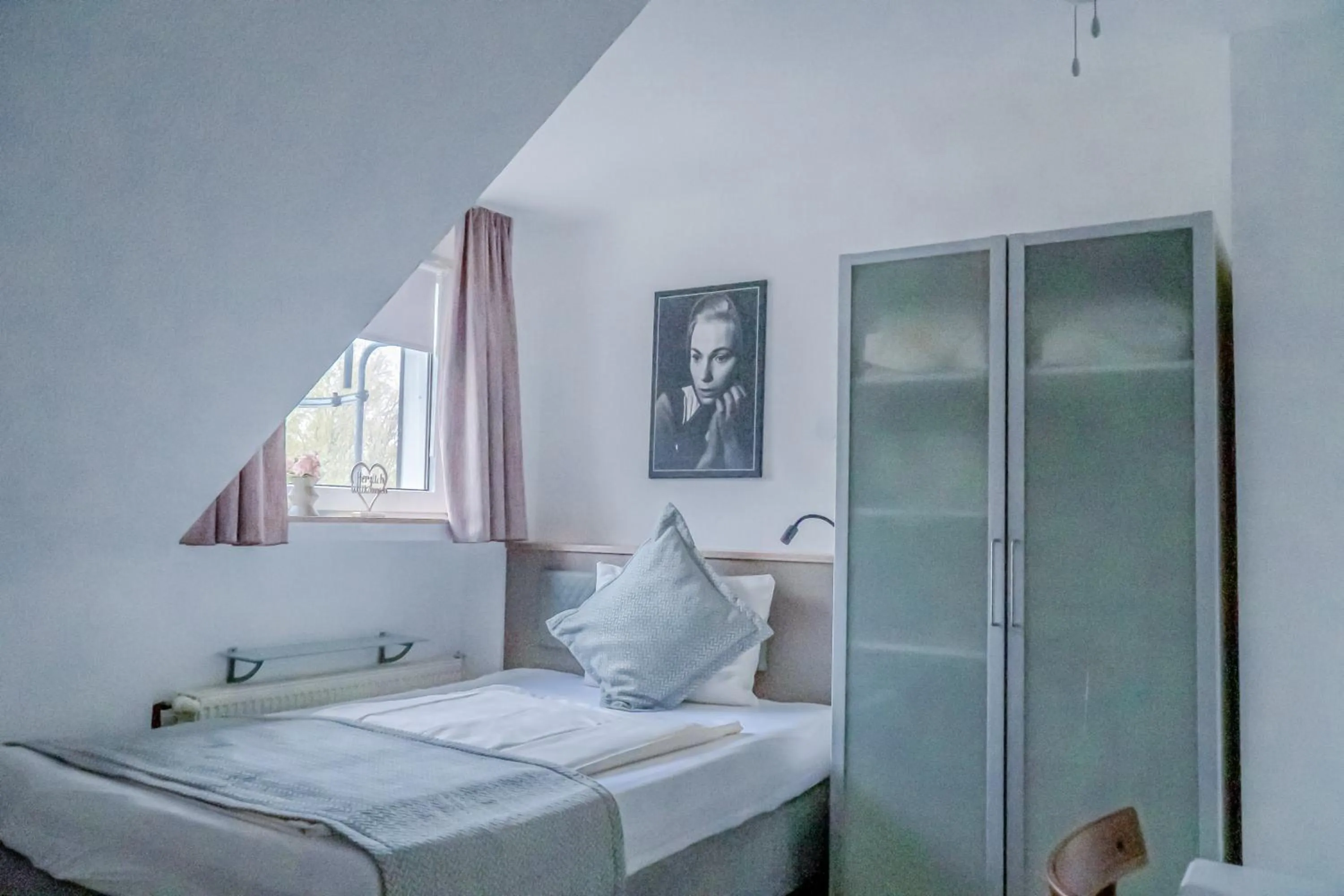 Bed in Stadt-gut-Hotel Rheinischer Hof