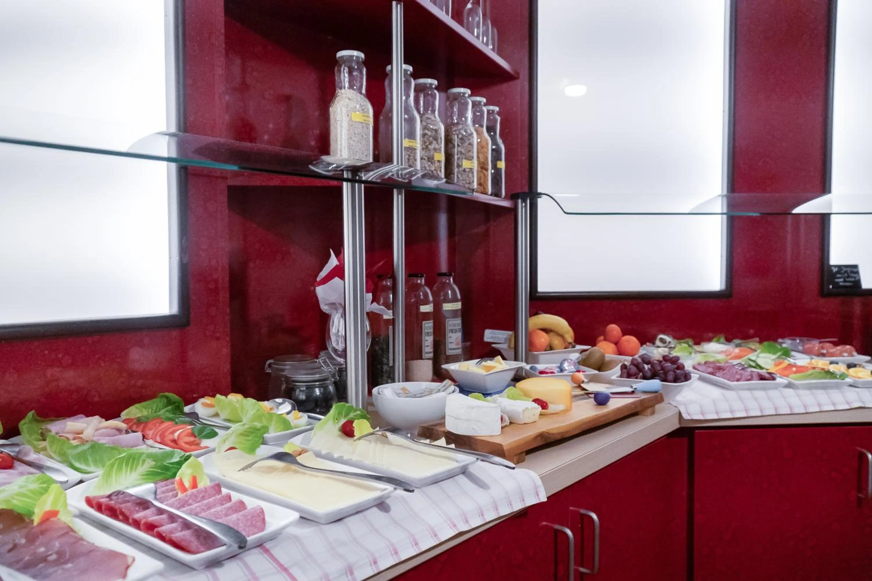 Buffet breakfast in Stadt-gut-Hotel Rheinischer Hof