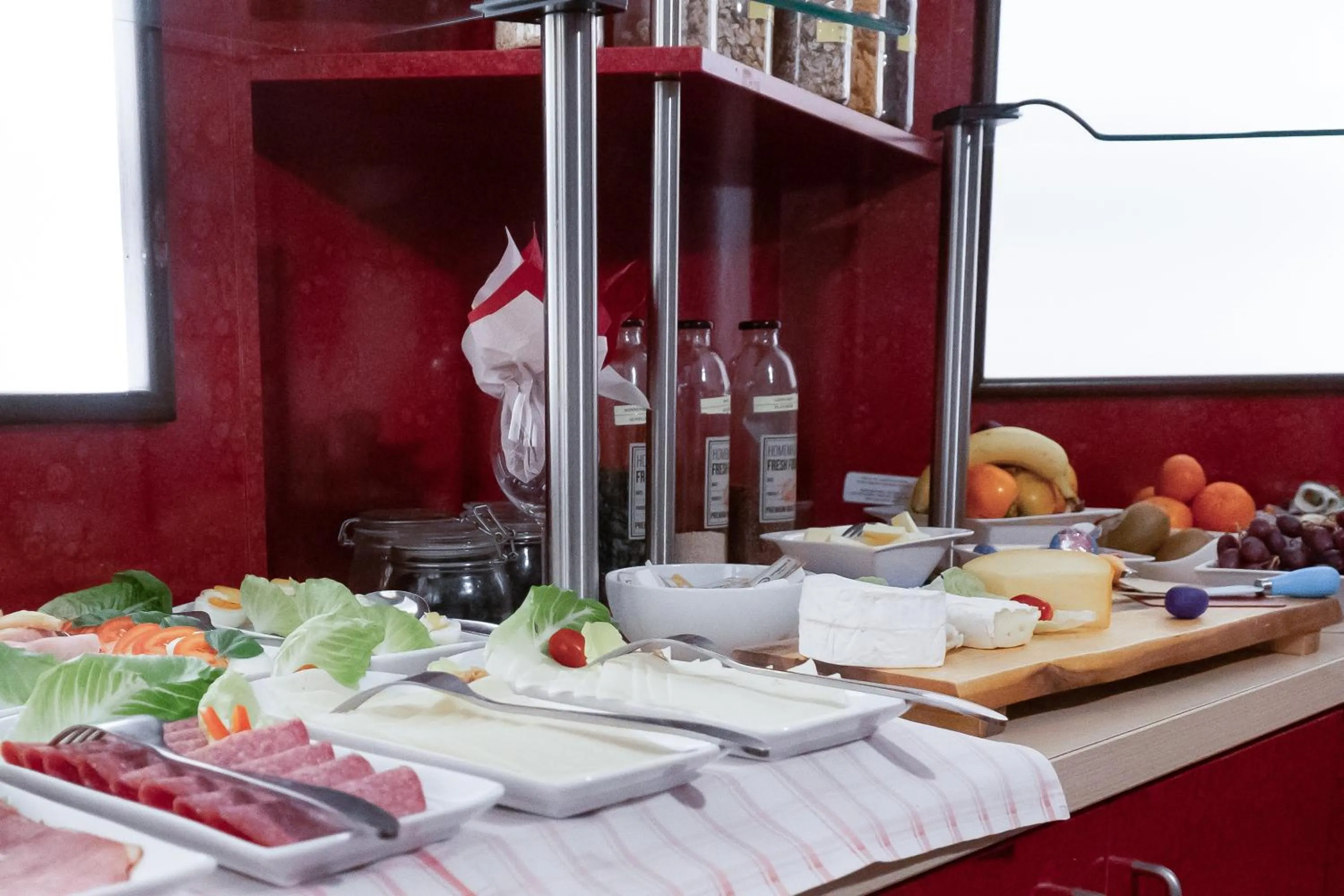 Buffet breakfast in Stadt-gut-Hotel Rheinischer Hof