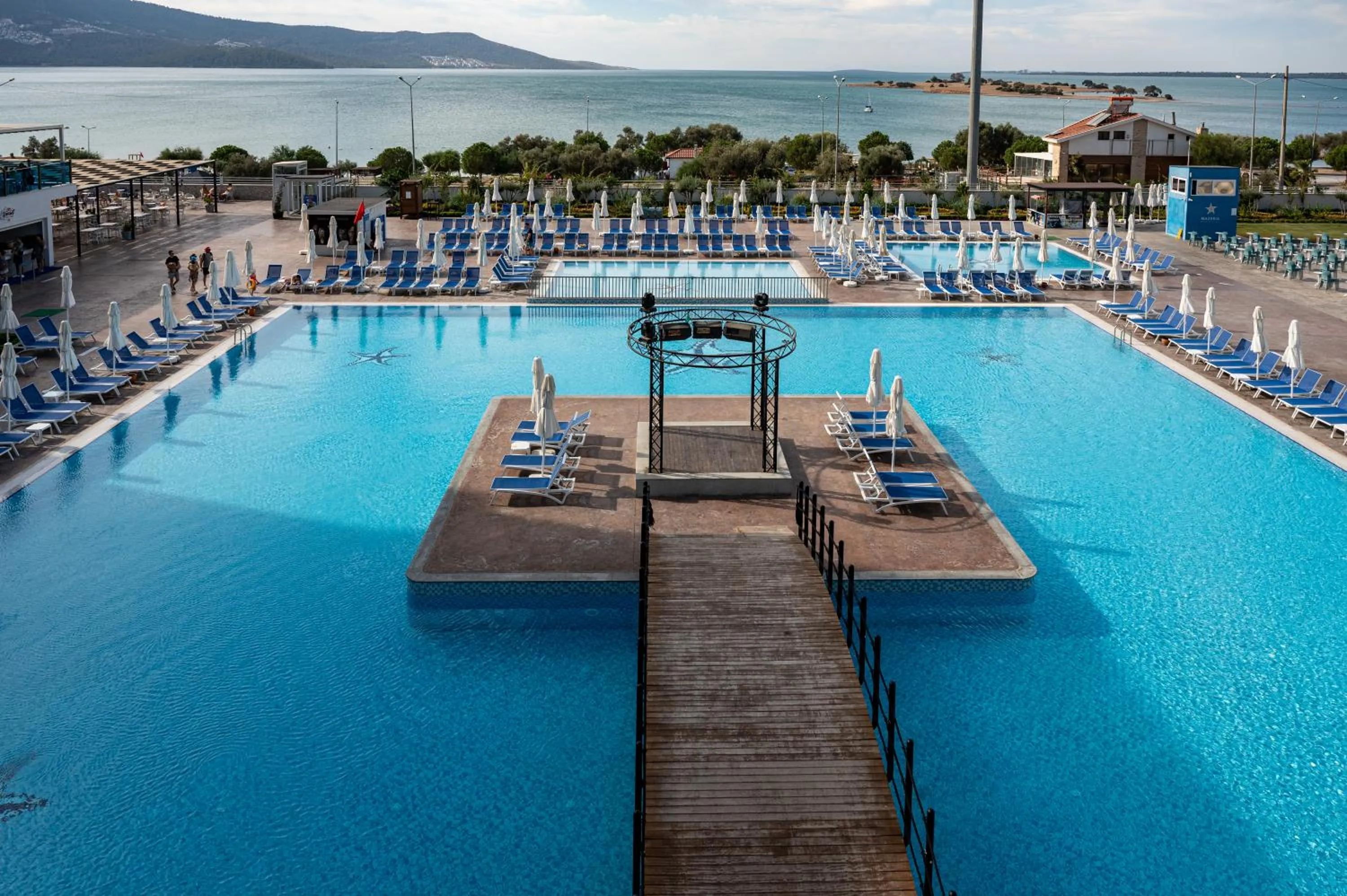 towels in Maxeria Blue Didyma