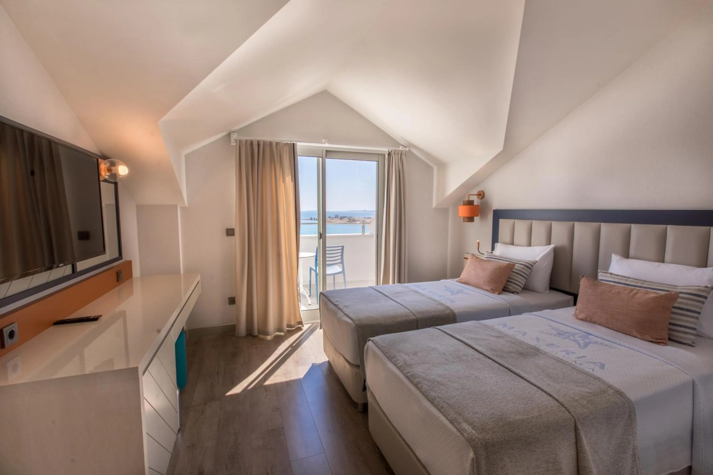 Bed in Maxeria Blue Didyma