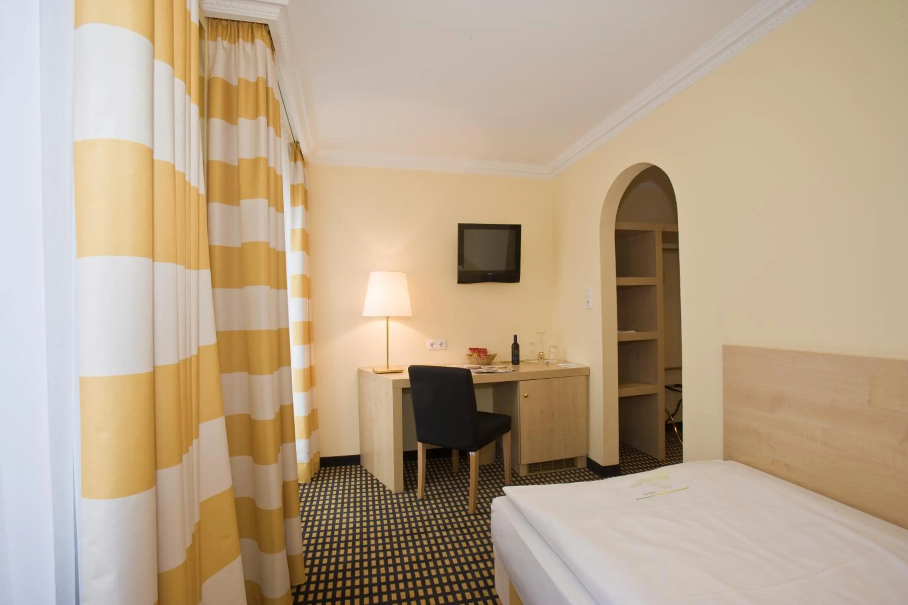 Photo of the whole room, Bed in relexa hotel Schatten Stuttgart