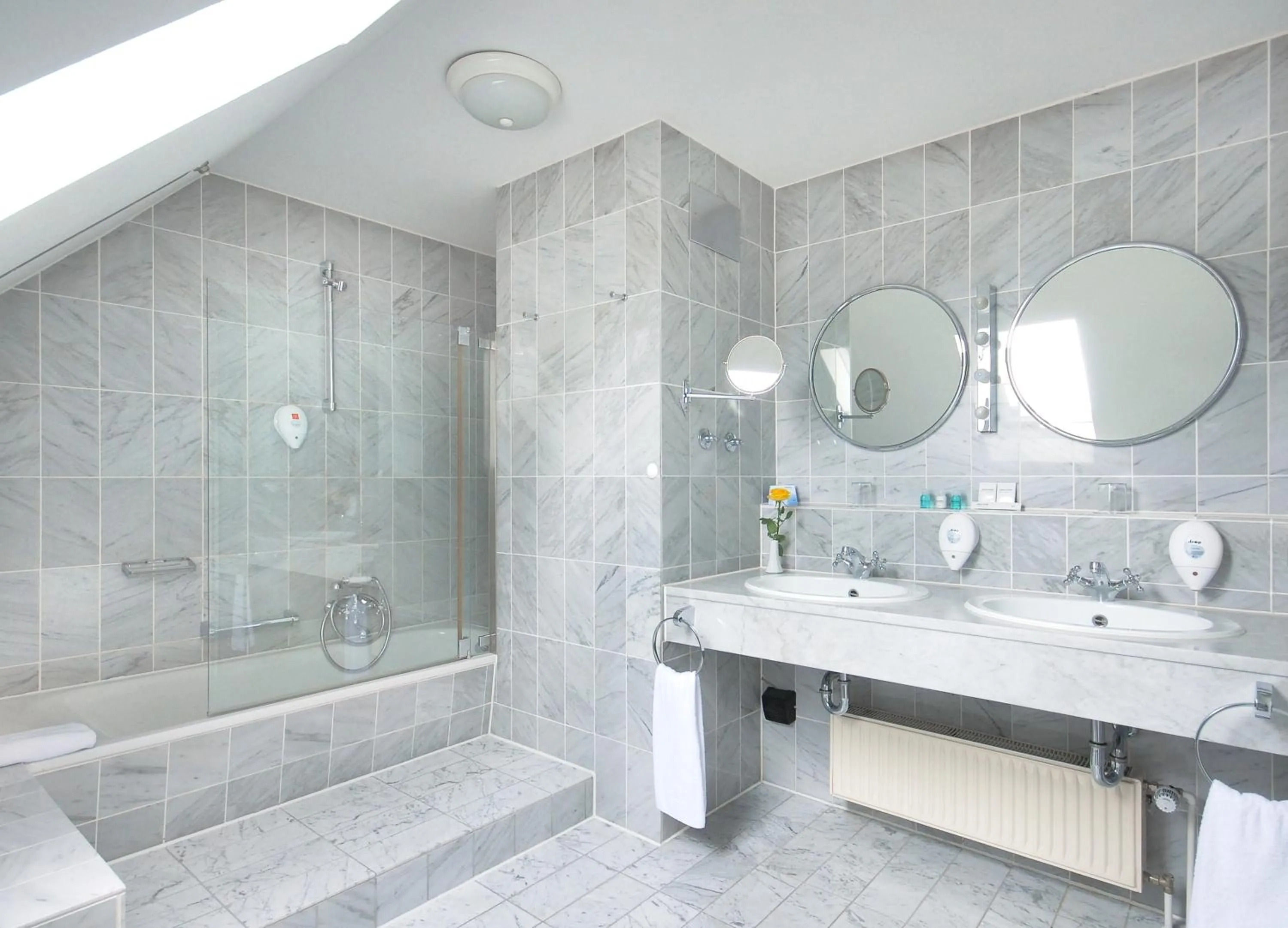 Bathroom in relexa hotel Schatten Stuttgart