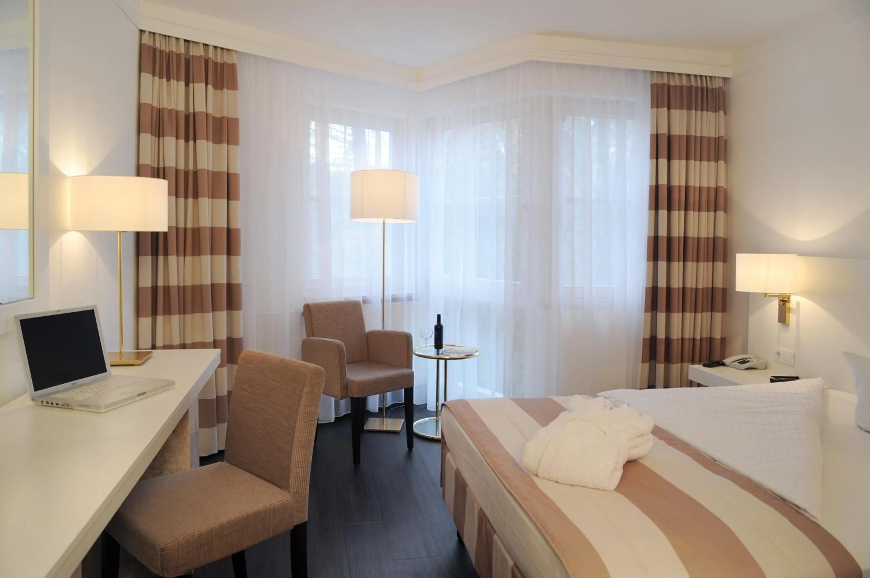 Photo of the whole room, Bed in relexa hotel Schatten Stuttgart