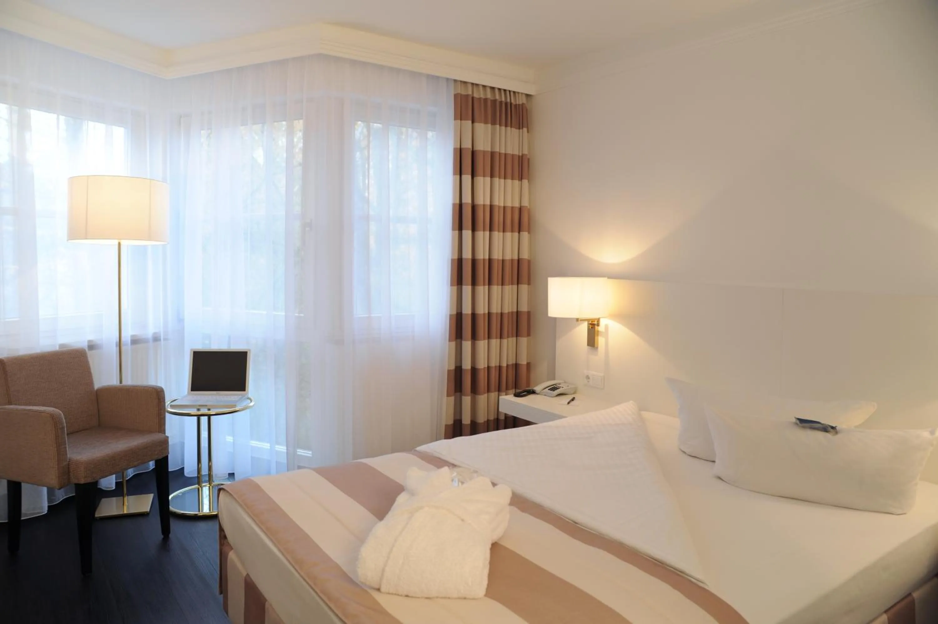 Photo of the whole room, Bed in relexa hotel Schatten Stuttgart