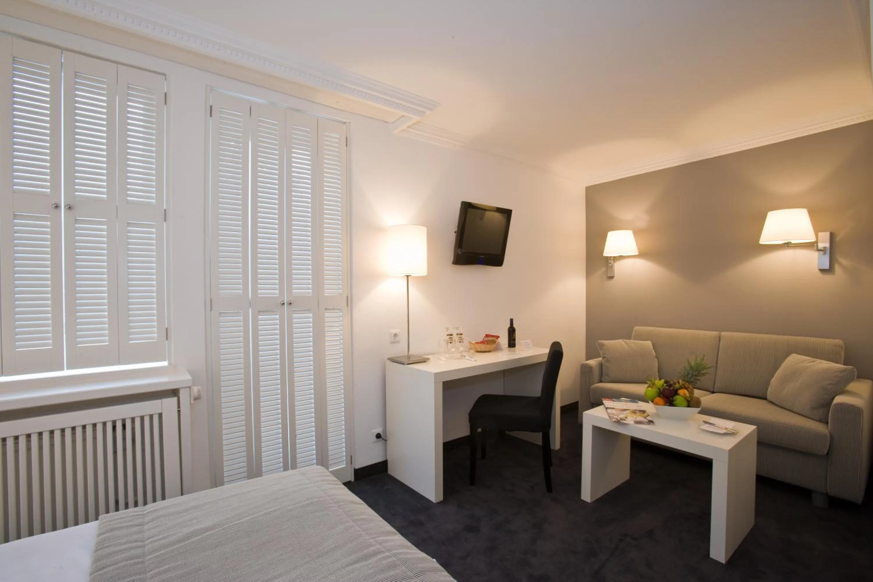 Seating area, Bed in relexa hotel Schatten Stuttgart