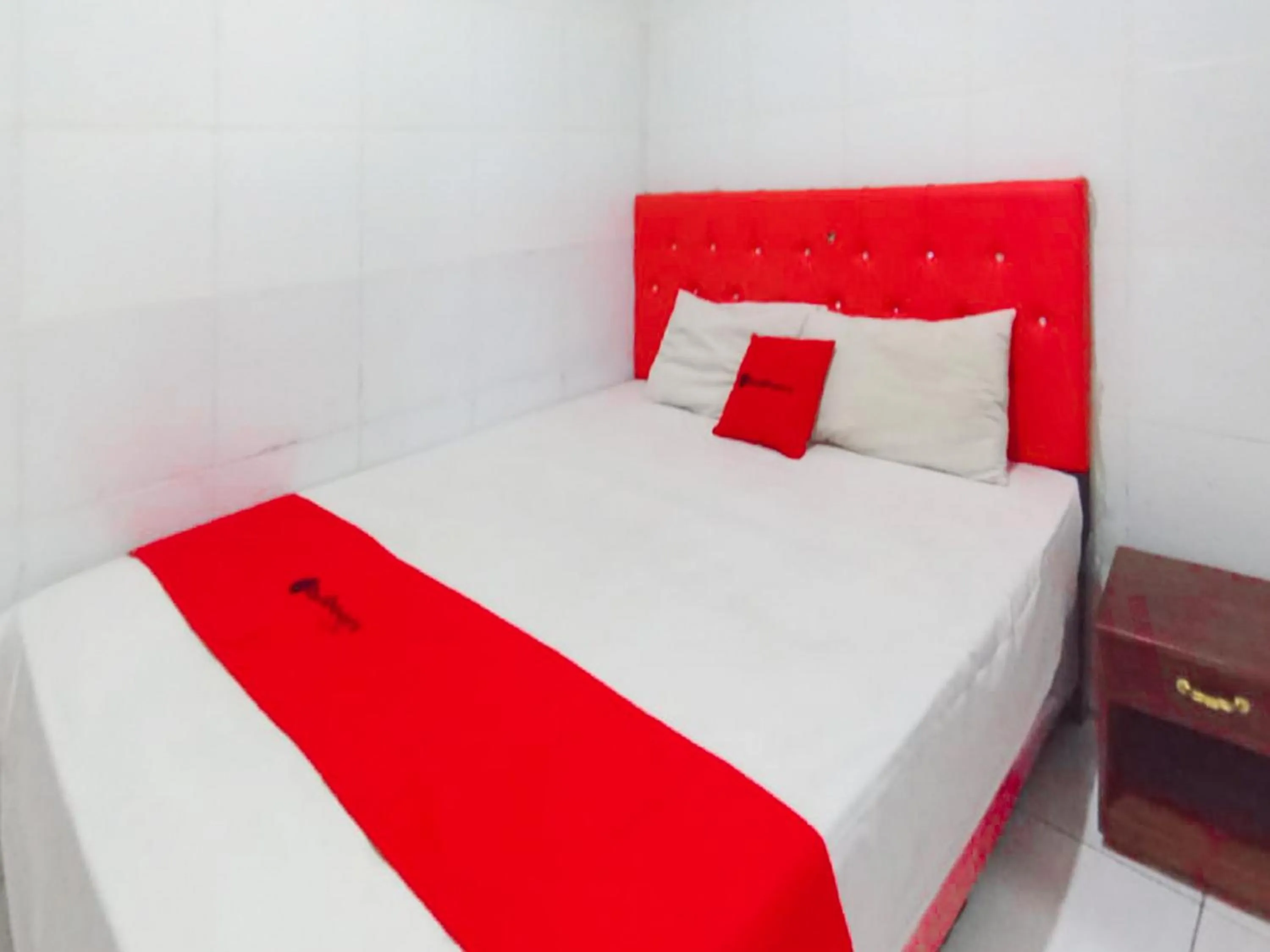 Bedroom, Bed in RedDoorz at Griya Jeniee Near Stadion Wilis Madiun