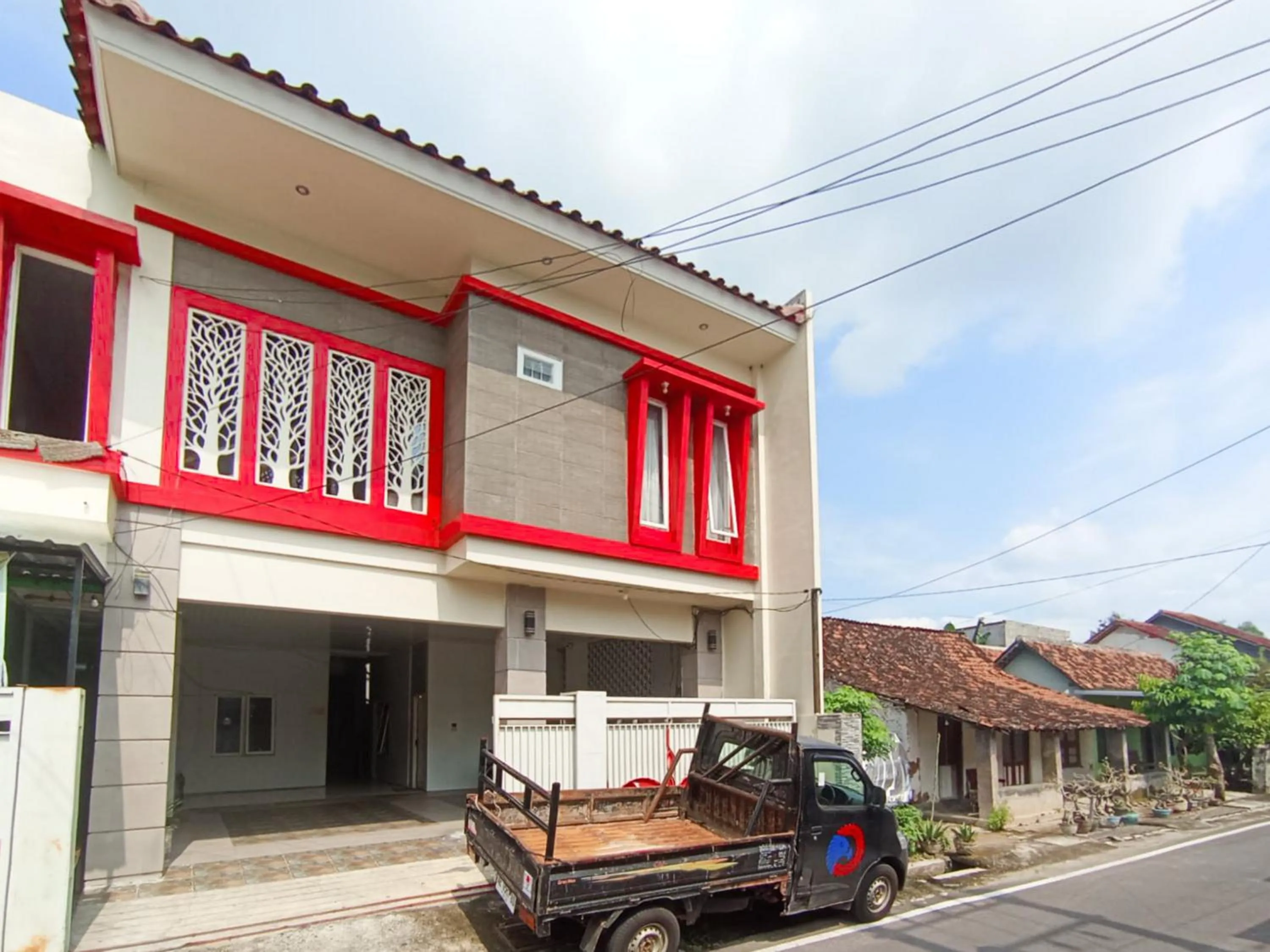 Facade/entrance in RedDoorz at Griya Jeniee Near Stadion Wilis Madiun