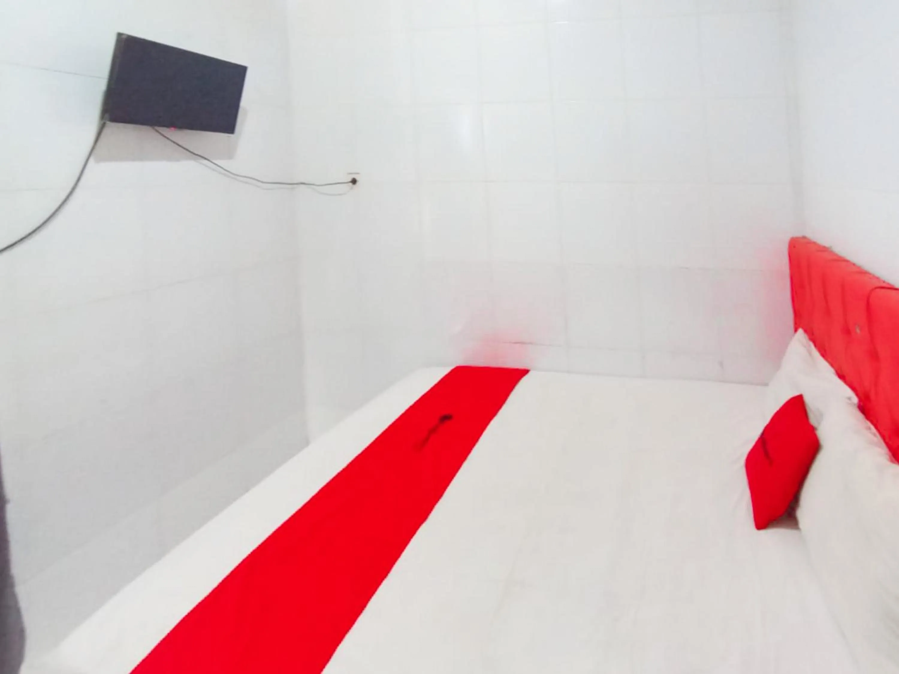 Bedroom, Bed in RedDoorz at Griya Jeniee Near Stadion Wilis Madiun