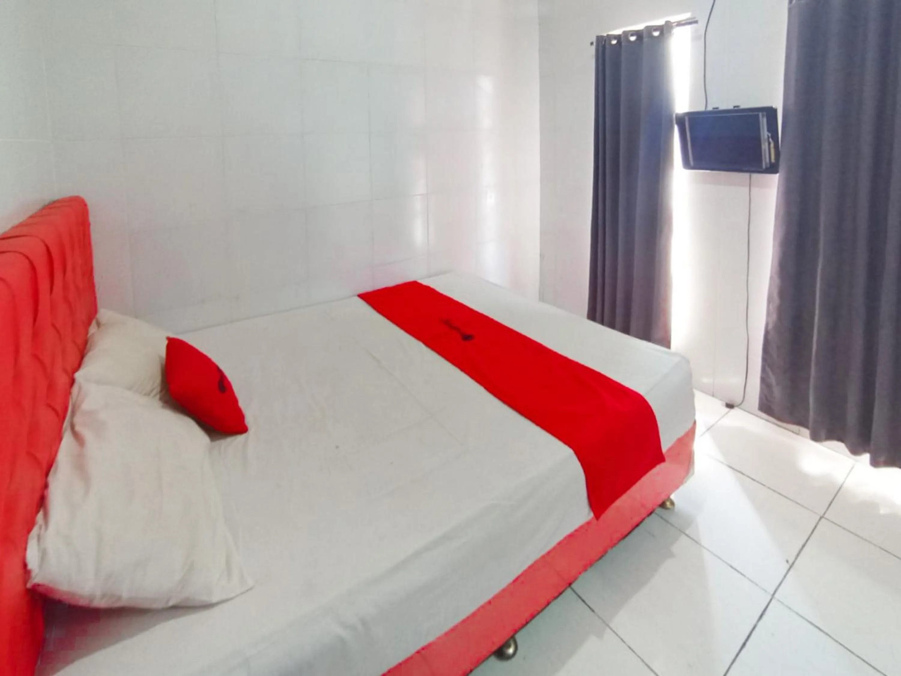 Bedroom, Bed in RedDoorz at Griya Jeniee Near Stadion Wilis Madiun
