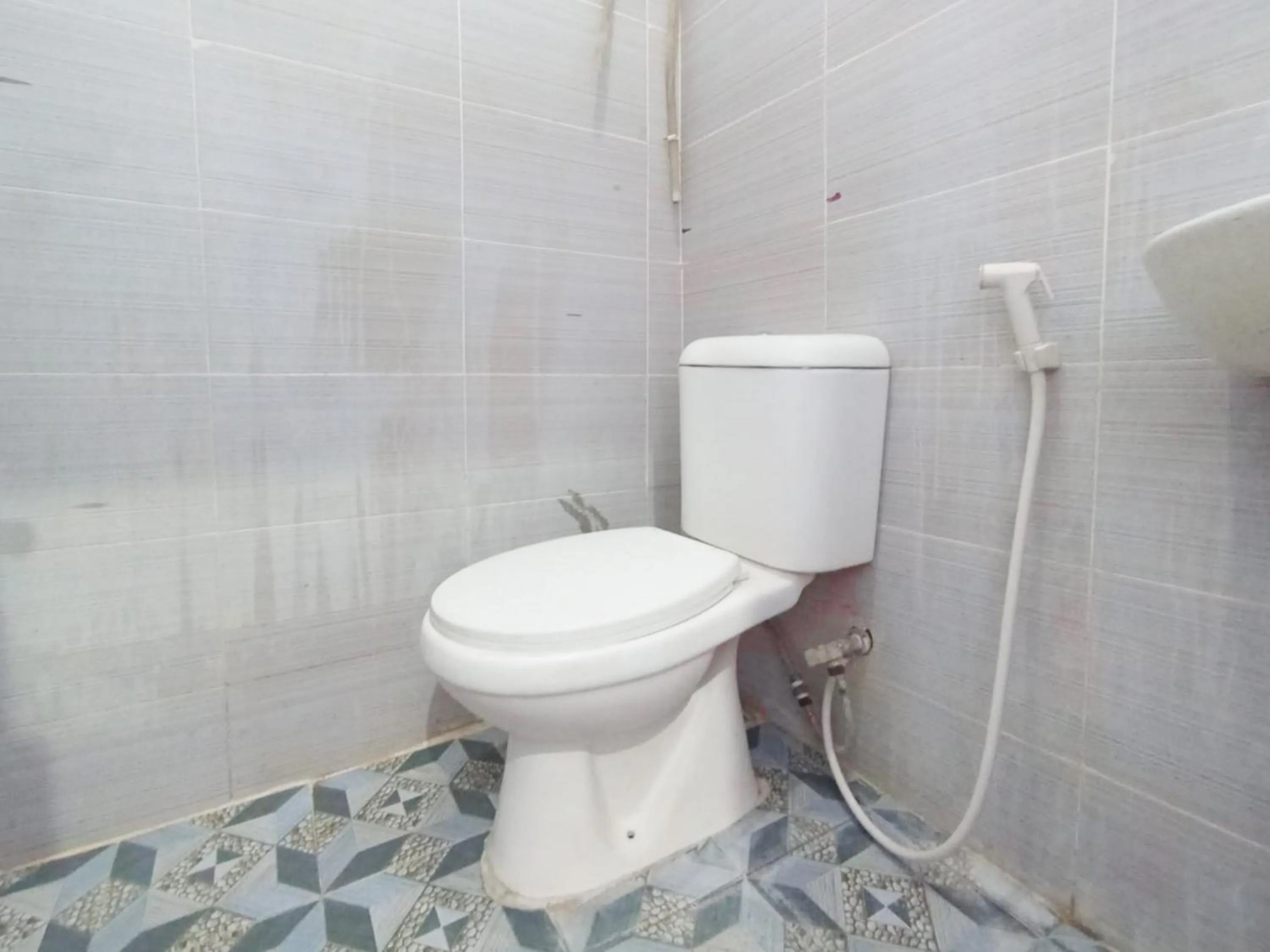 Bathroom in RedDoorz at Griya Jeniee Near Stadion Wilis Madiun