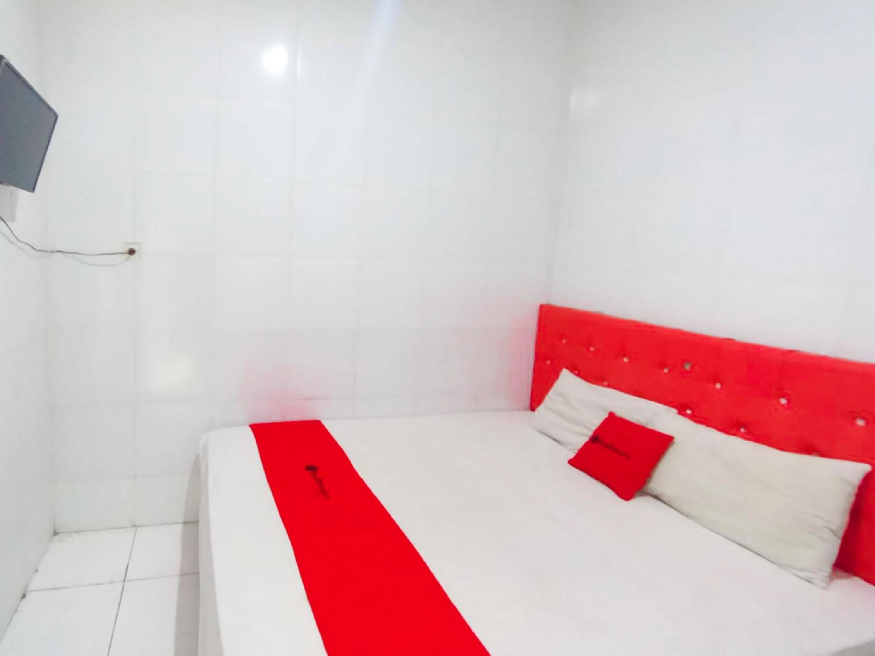 Bedroom, Bed in RedDoorz at Griya Jeniee Near Stadion Wilis Madiun