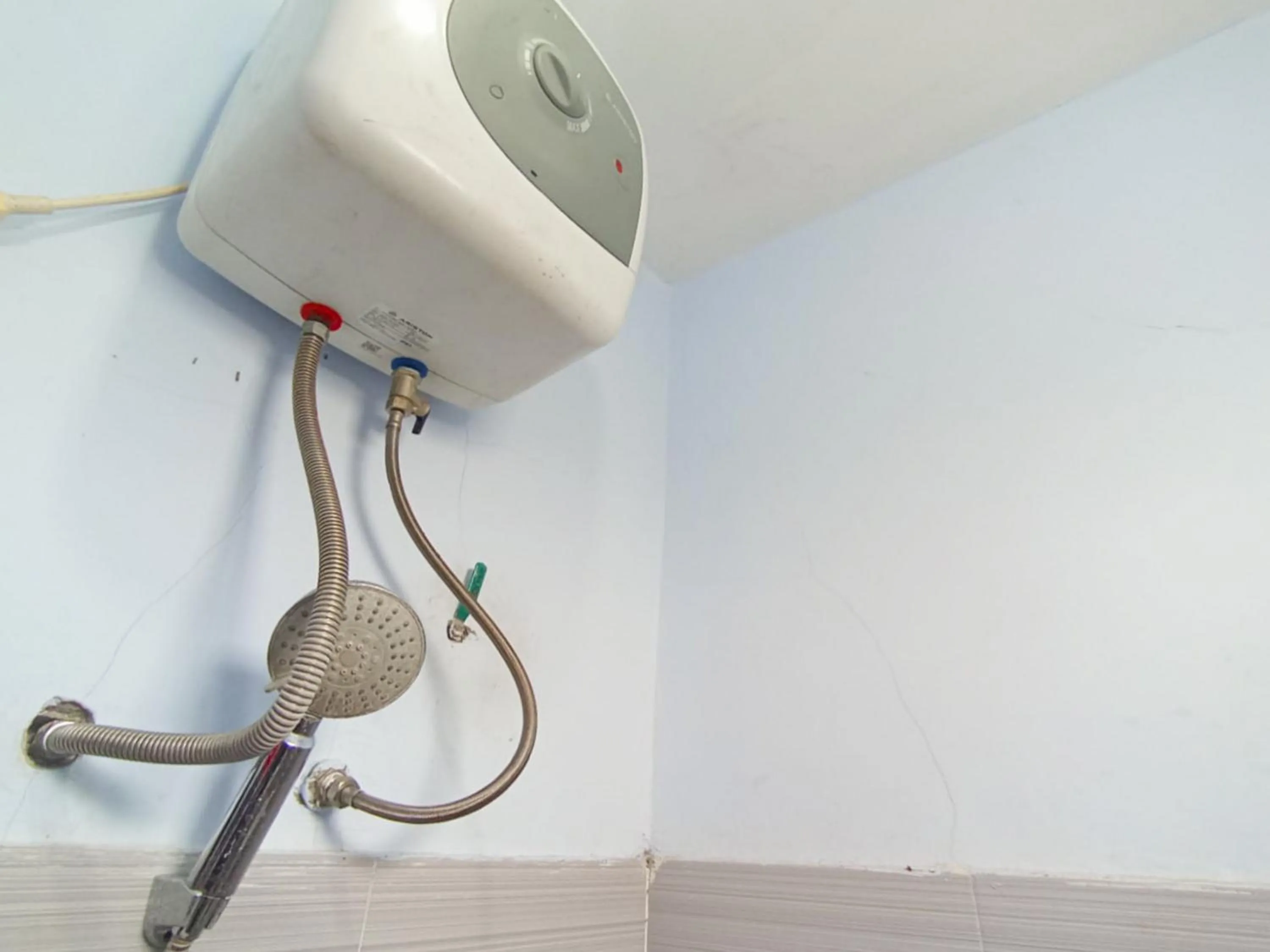 Bathroom in RedDoorz at Griya Jeniee Near Stadion Wilis Madiun