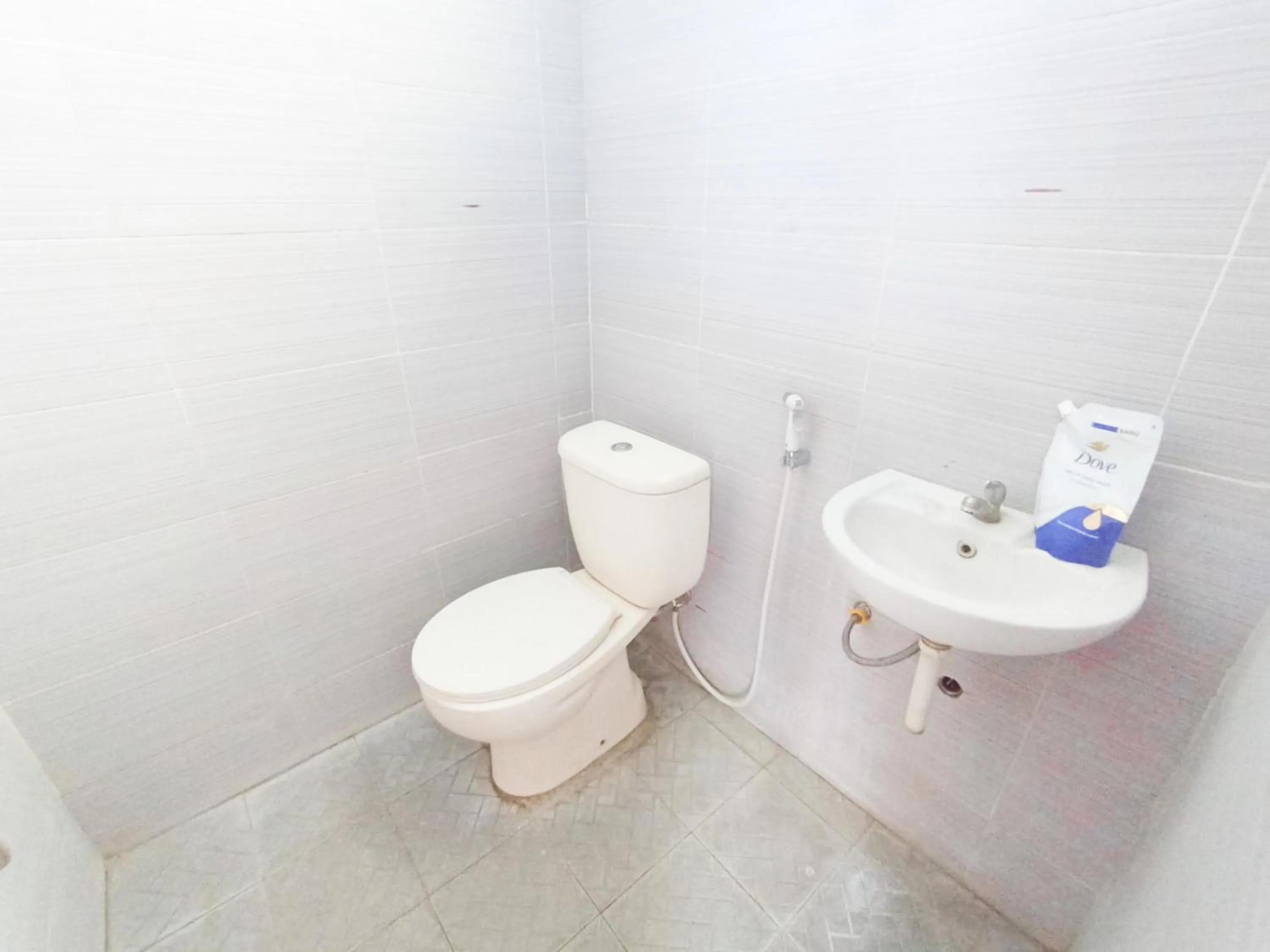 Bathroom in RedDoorz at Griya Jeniee Near Stadion Wilis Madiun