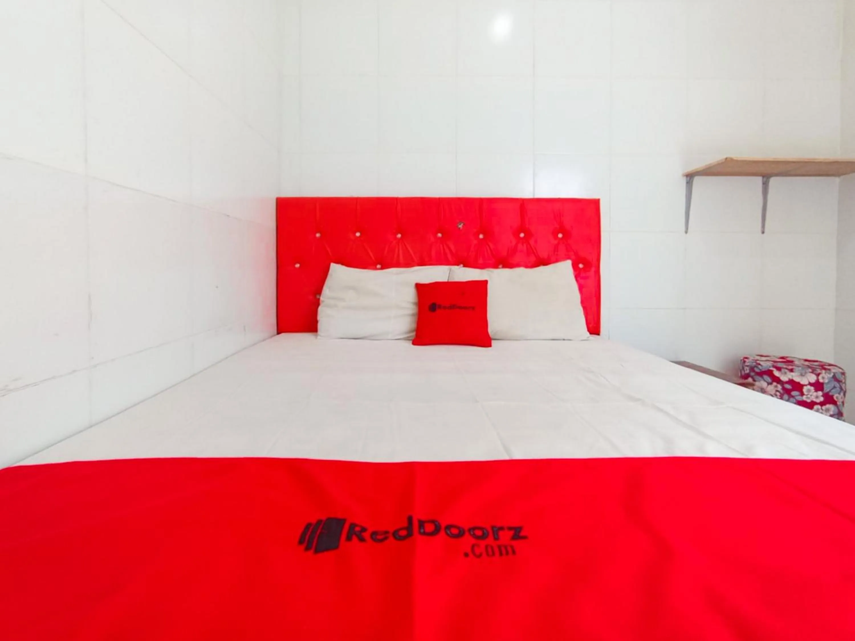 Bedroom, Bed in RedDoorz at Griya Jeniee Near Stadion Wilis Madiun