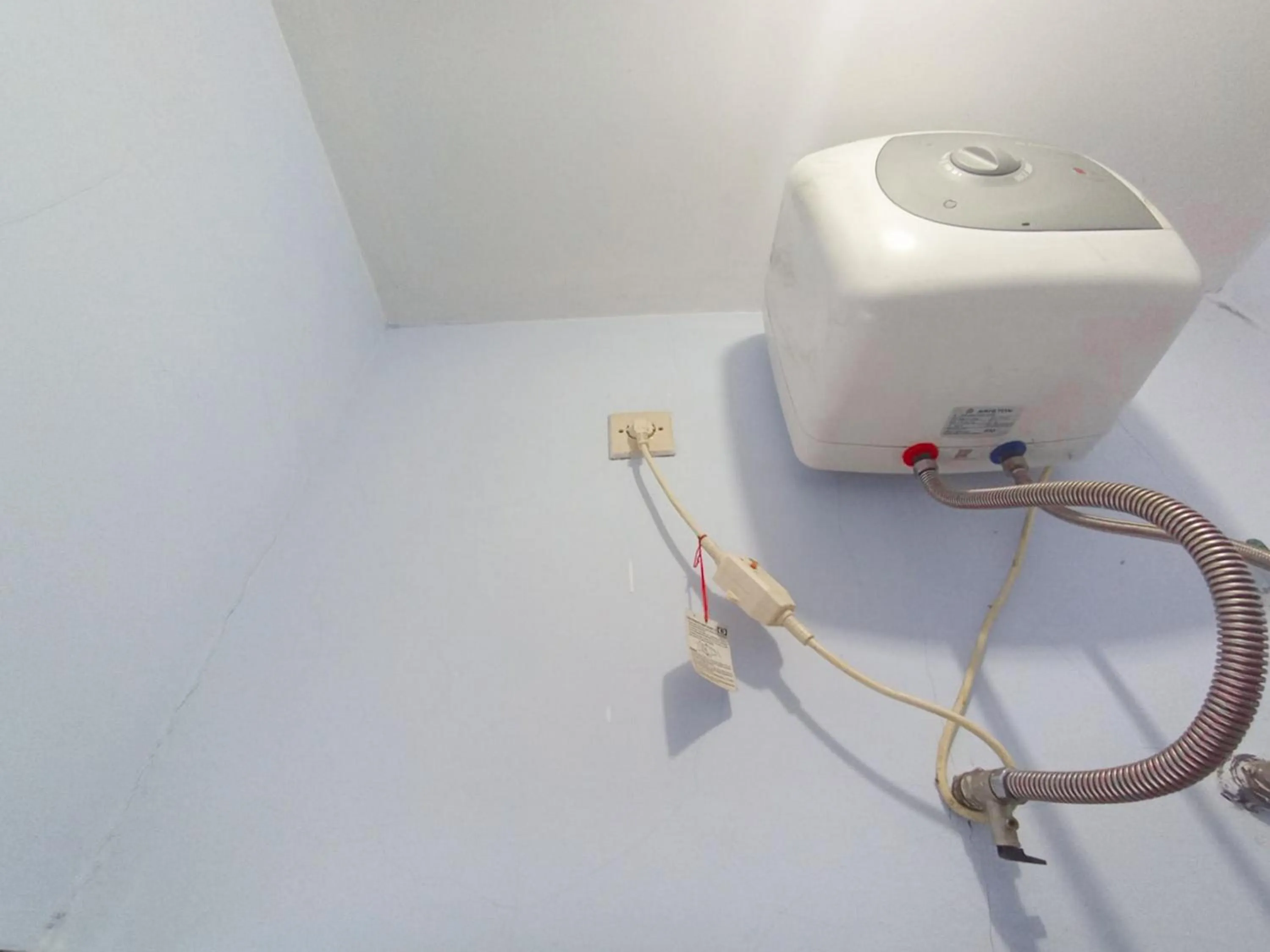 Bathroom in RedDoorz at Griya Jeniee Near Stadion Wilis Madiun