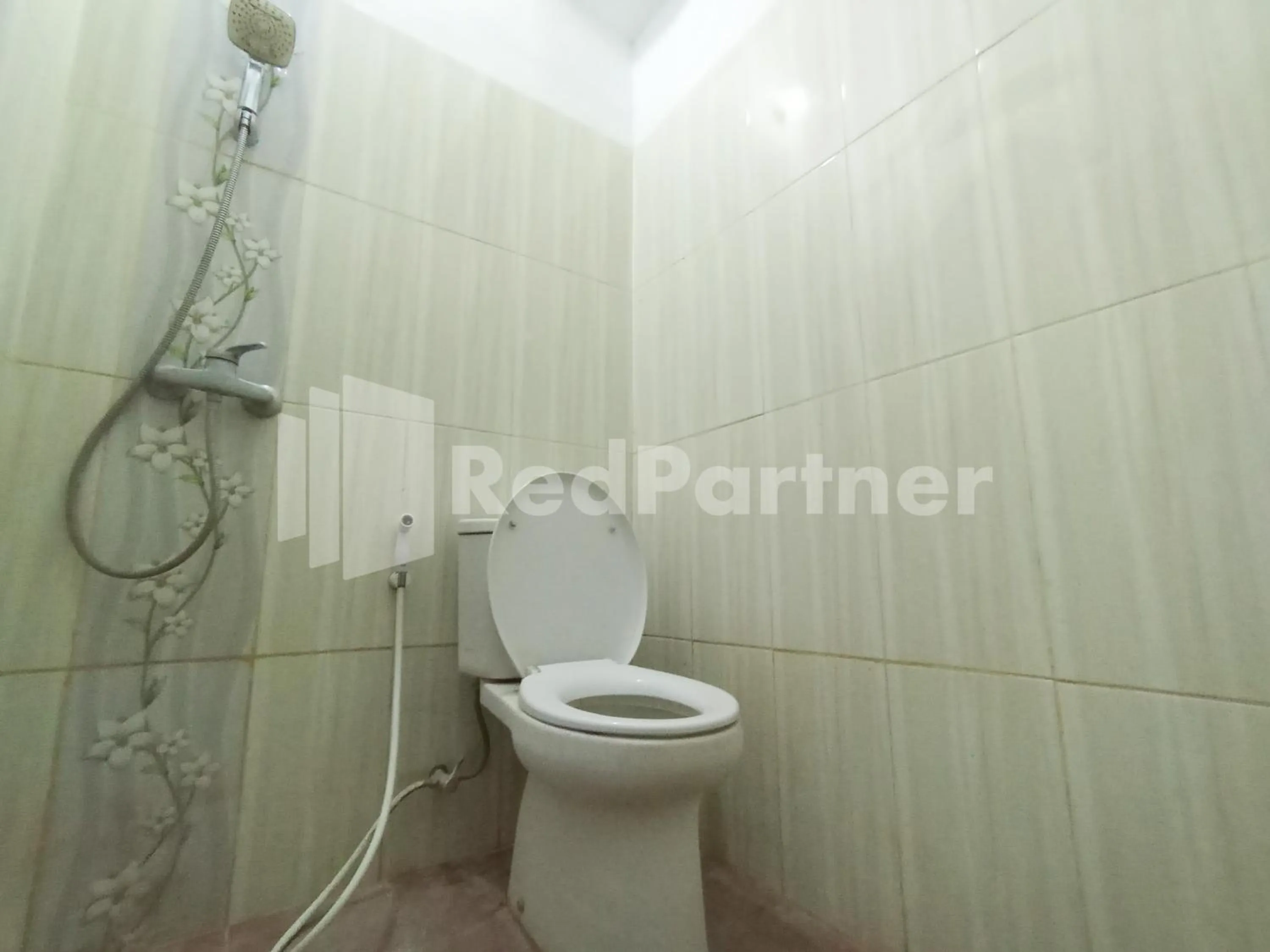 Bathroom in Orange inn RedPartner Madiun