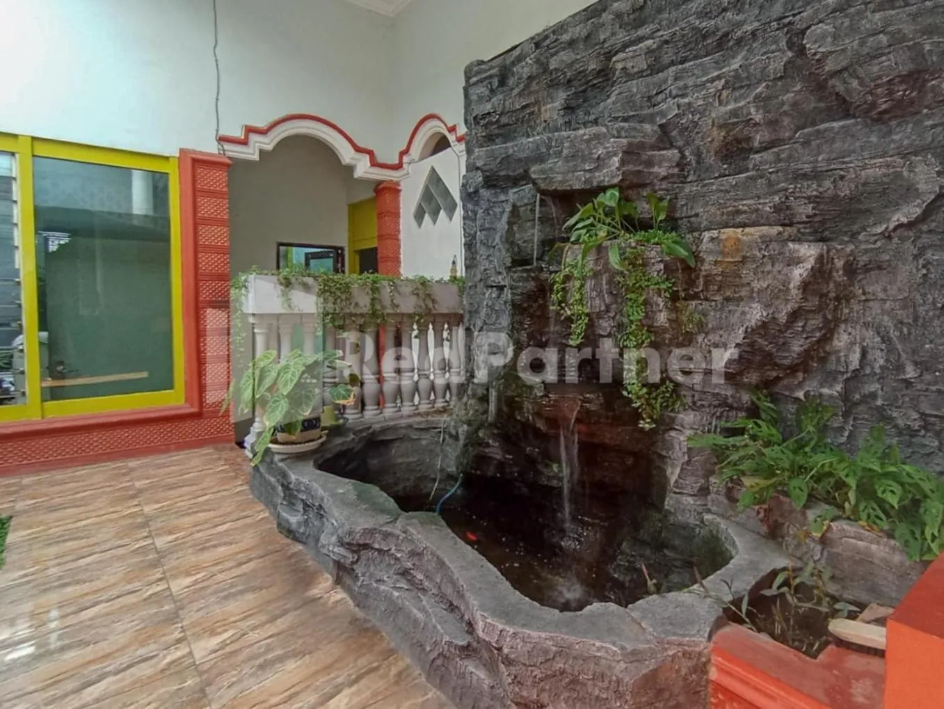 Property building in Orange inn RedPartner Madiun