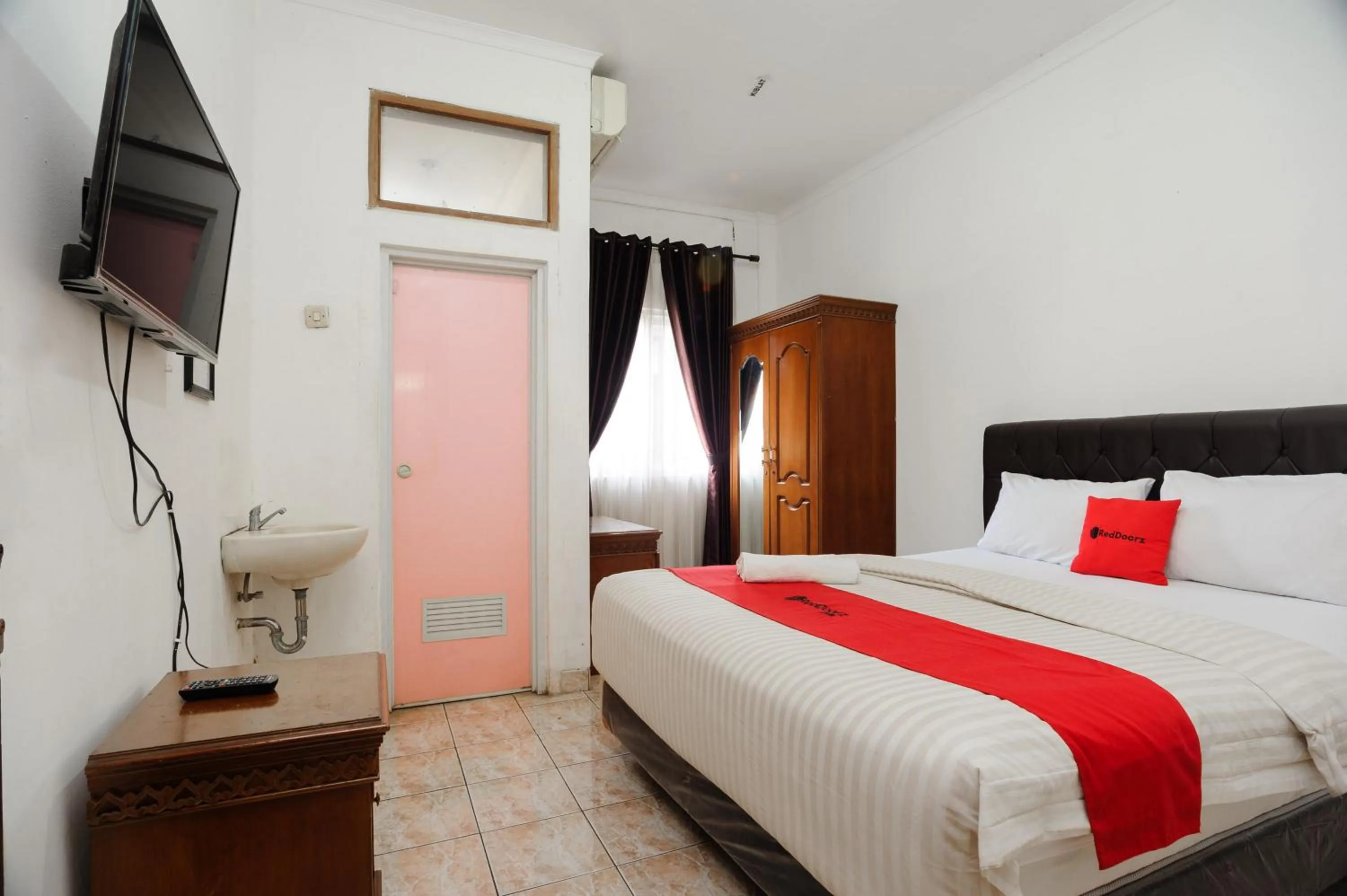 Bed in RedDoorz syariah near AEON Mall Tanjung Barat