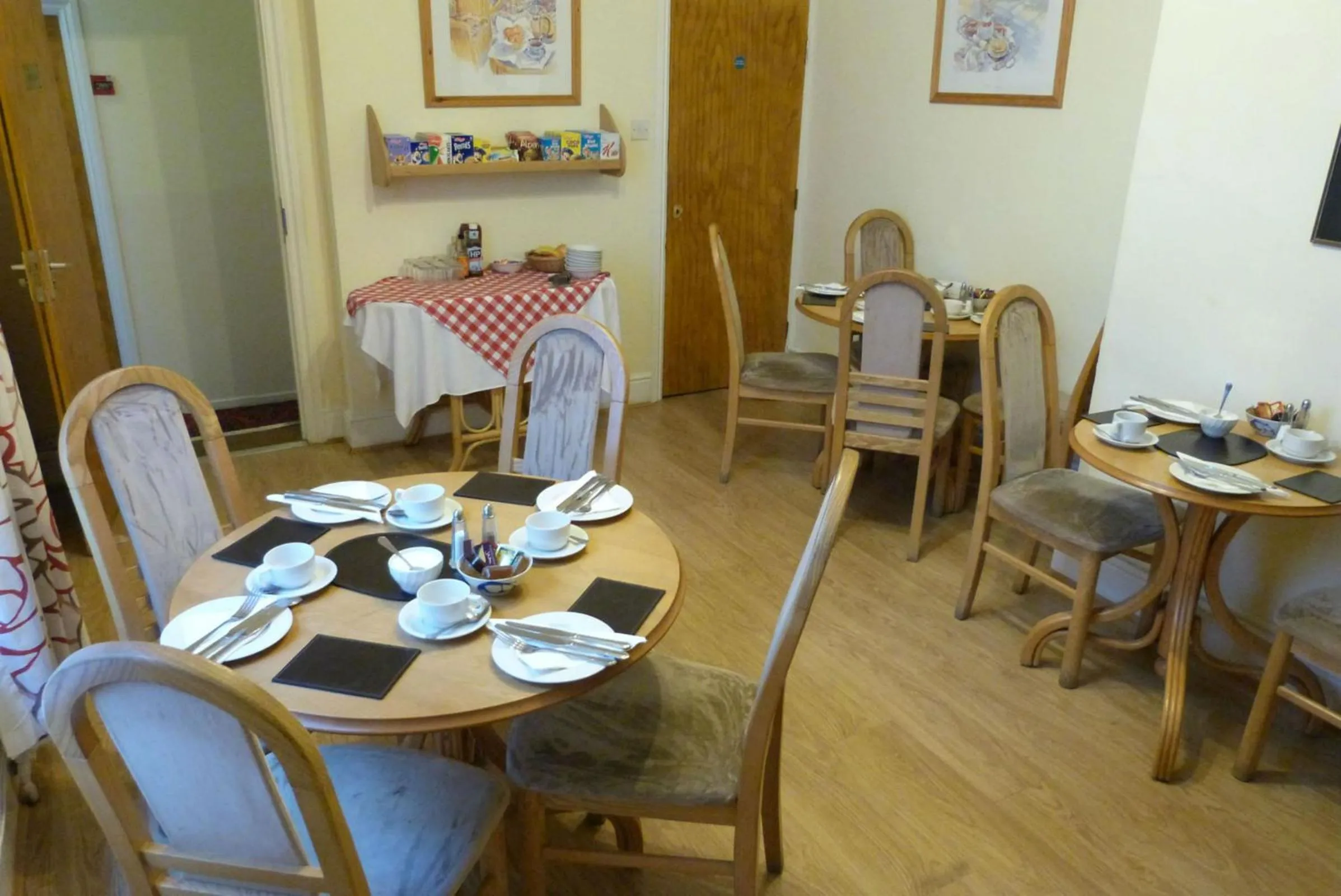 Restaurant/places to eat in Hurst Dene Aparthotel