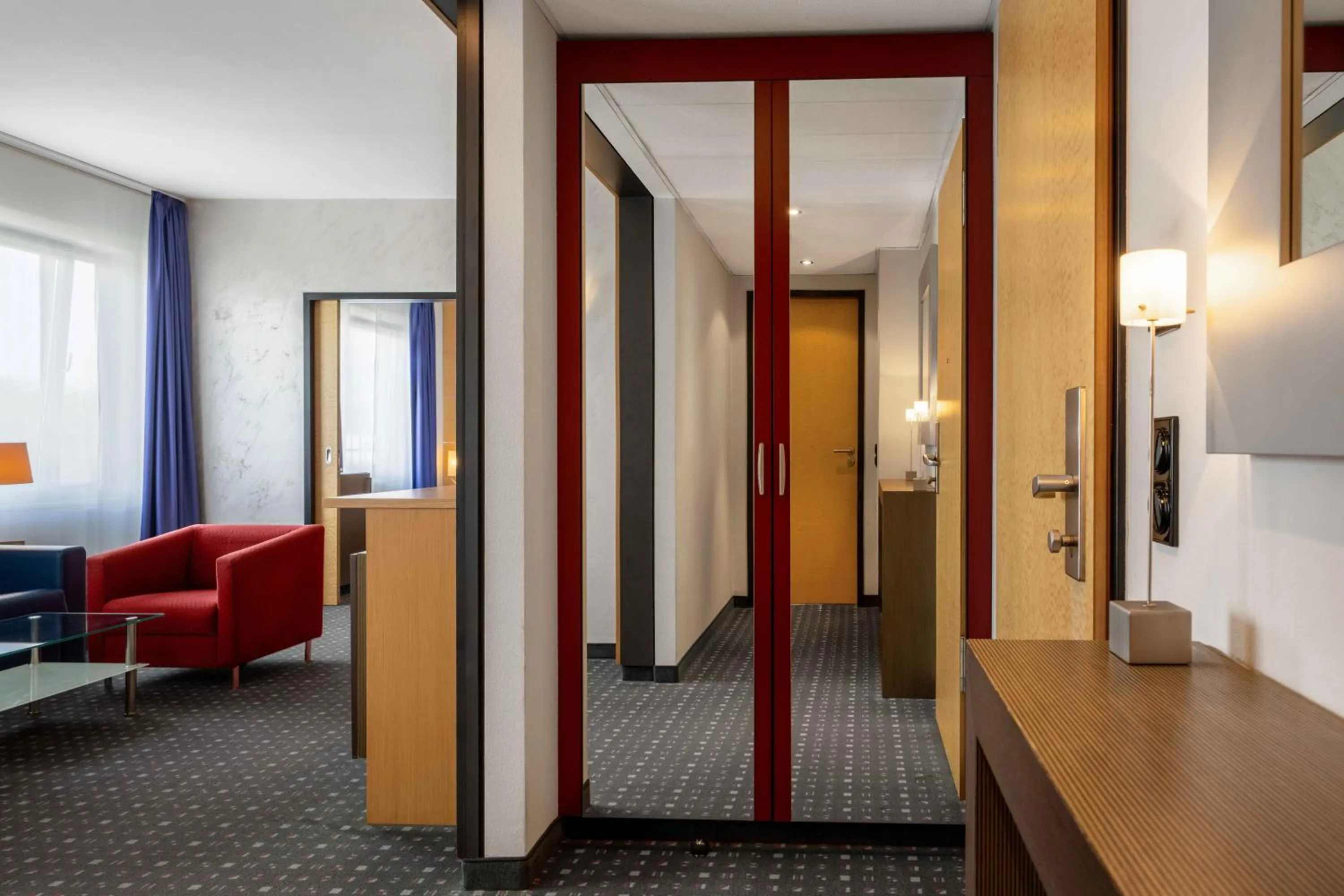 wardrobe, Bed in Ramada by Wyndham Essen