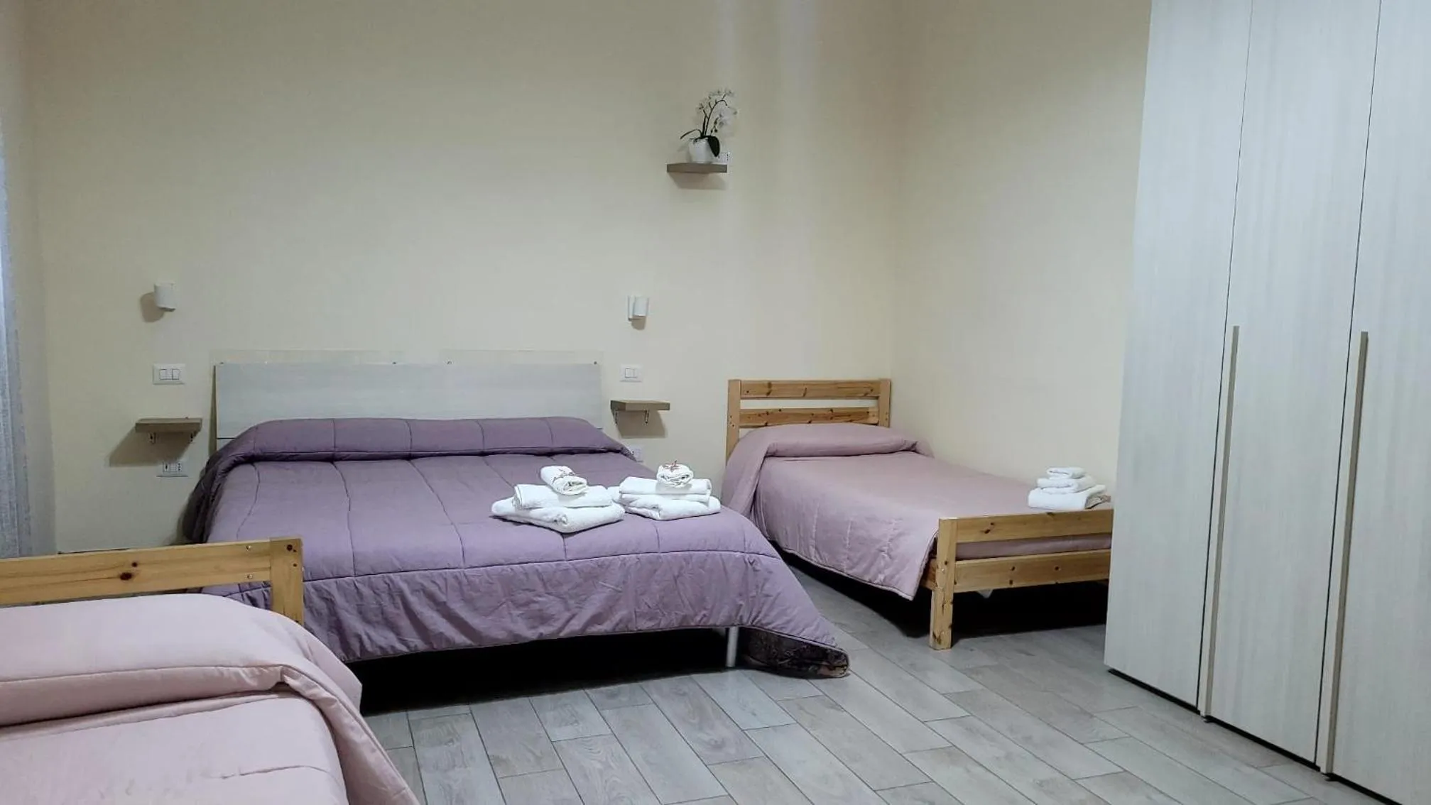 Photo of the whole room, Bed in Binario176