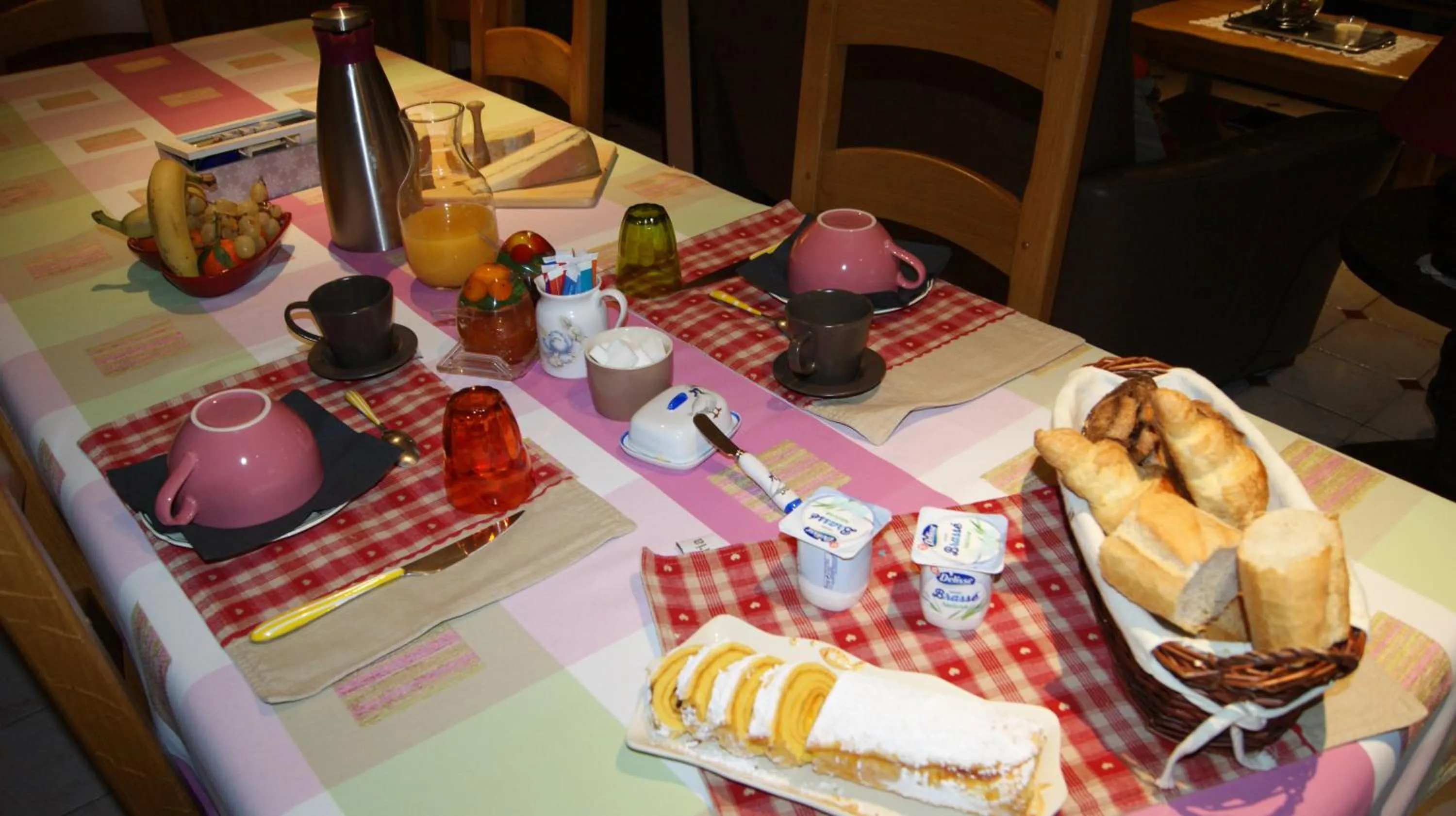 Continental breakfast in La mare aux grenouilles