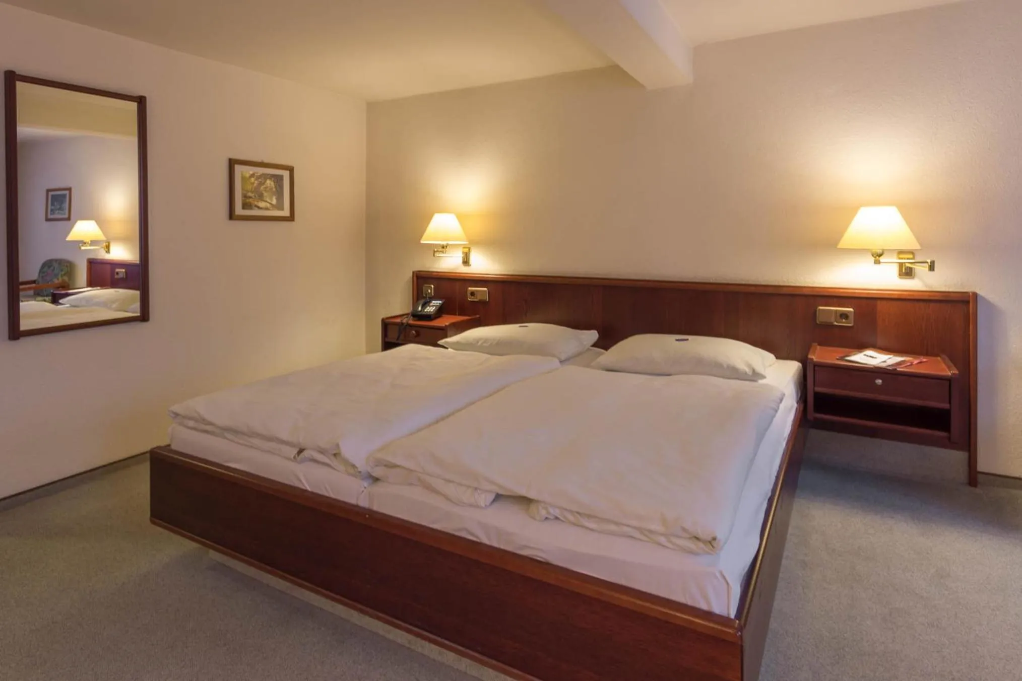 Bed in Hotel Altdeutsche Weinstuben