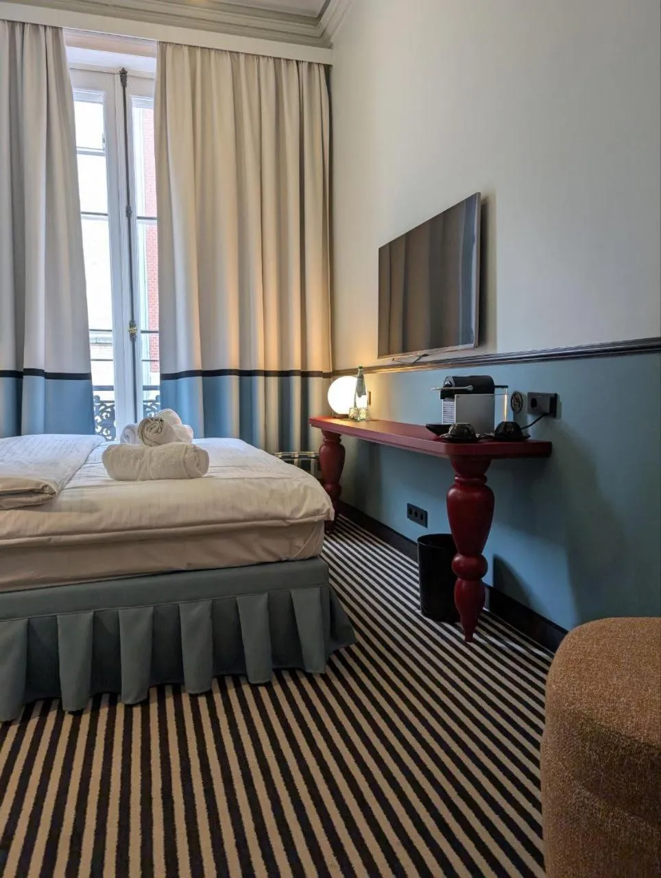 Photo of the whole room, Bed in Aussen Alster Hotel