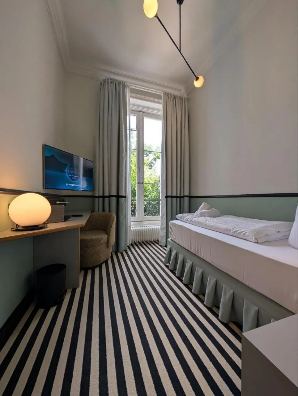 Photo of the whole room, Bed in Aussen Alster Hotel