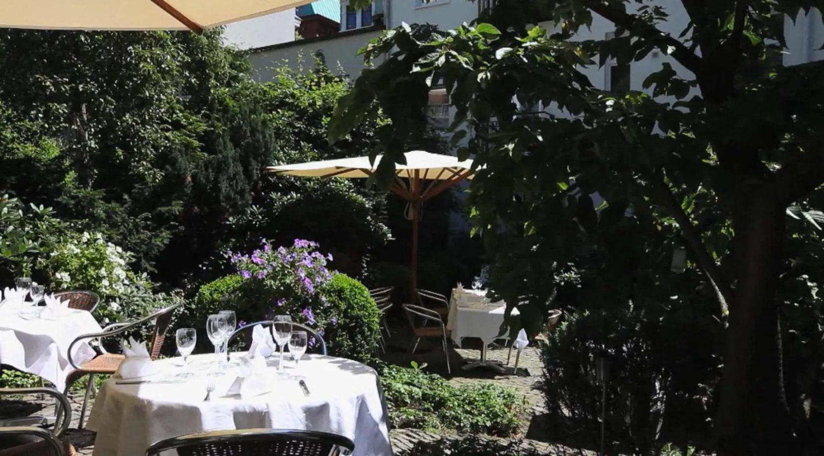 Restaurant/places to eat in Aussen Alster Hotel