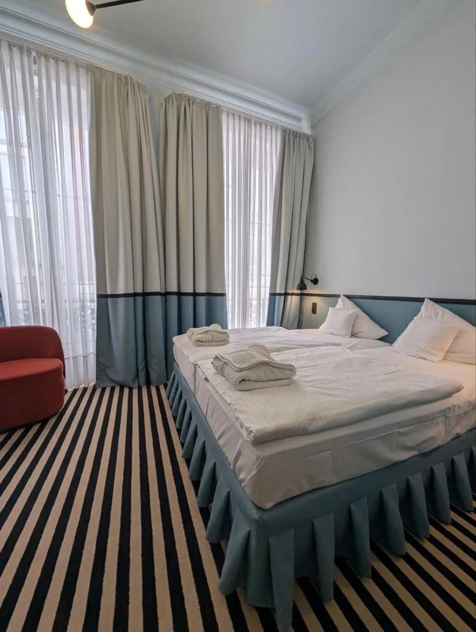 Photo of the whole room, Bed in Aussen Alster Hotel