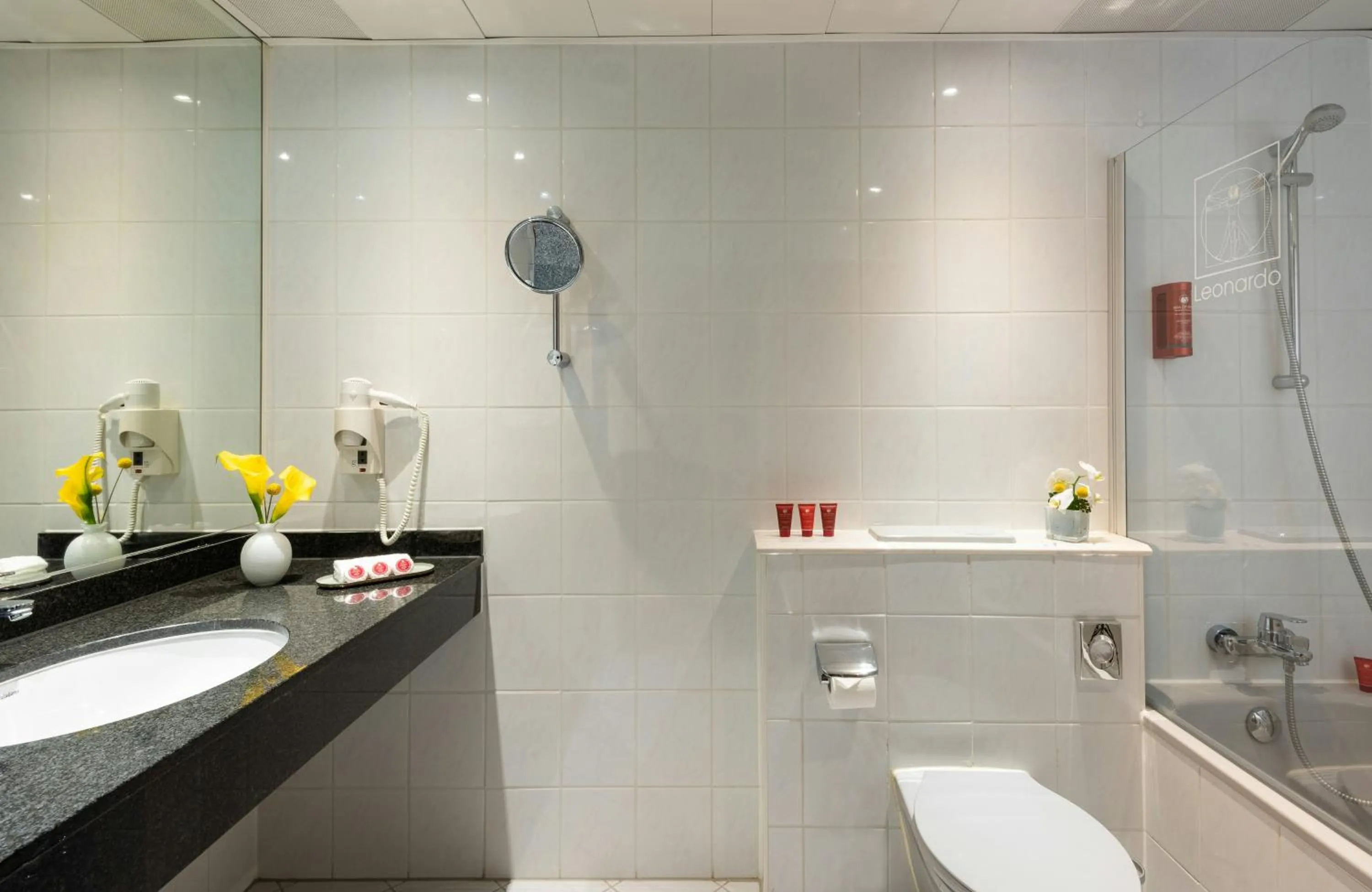 Bathroom in Leonardo Hotel Düsseldorf Airport Ratingen