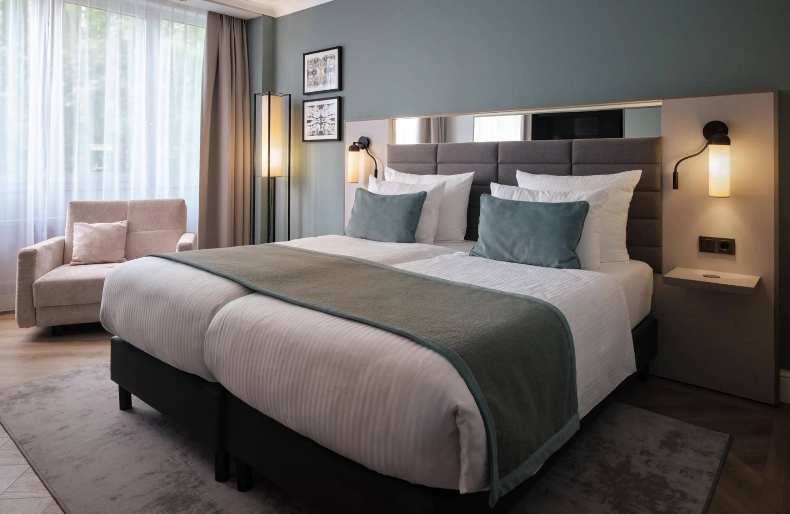 Photo of the whole room, Bed in Leonardo Royal Hotel Düsseldorf Königsallee