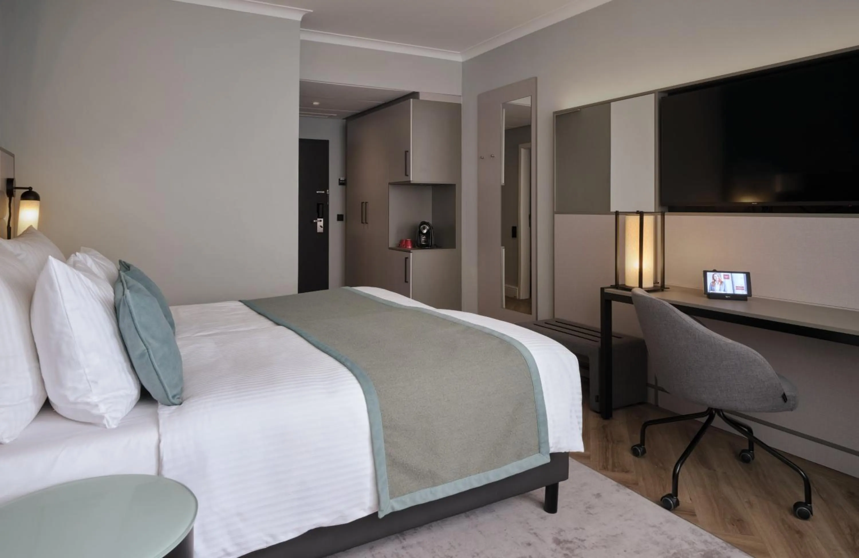 Photo of the whole room, Bed in Leonardo Royal Hotel Düsseldorf Königsallee