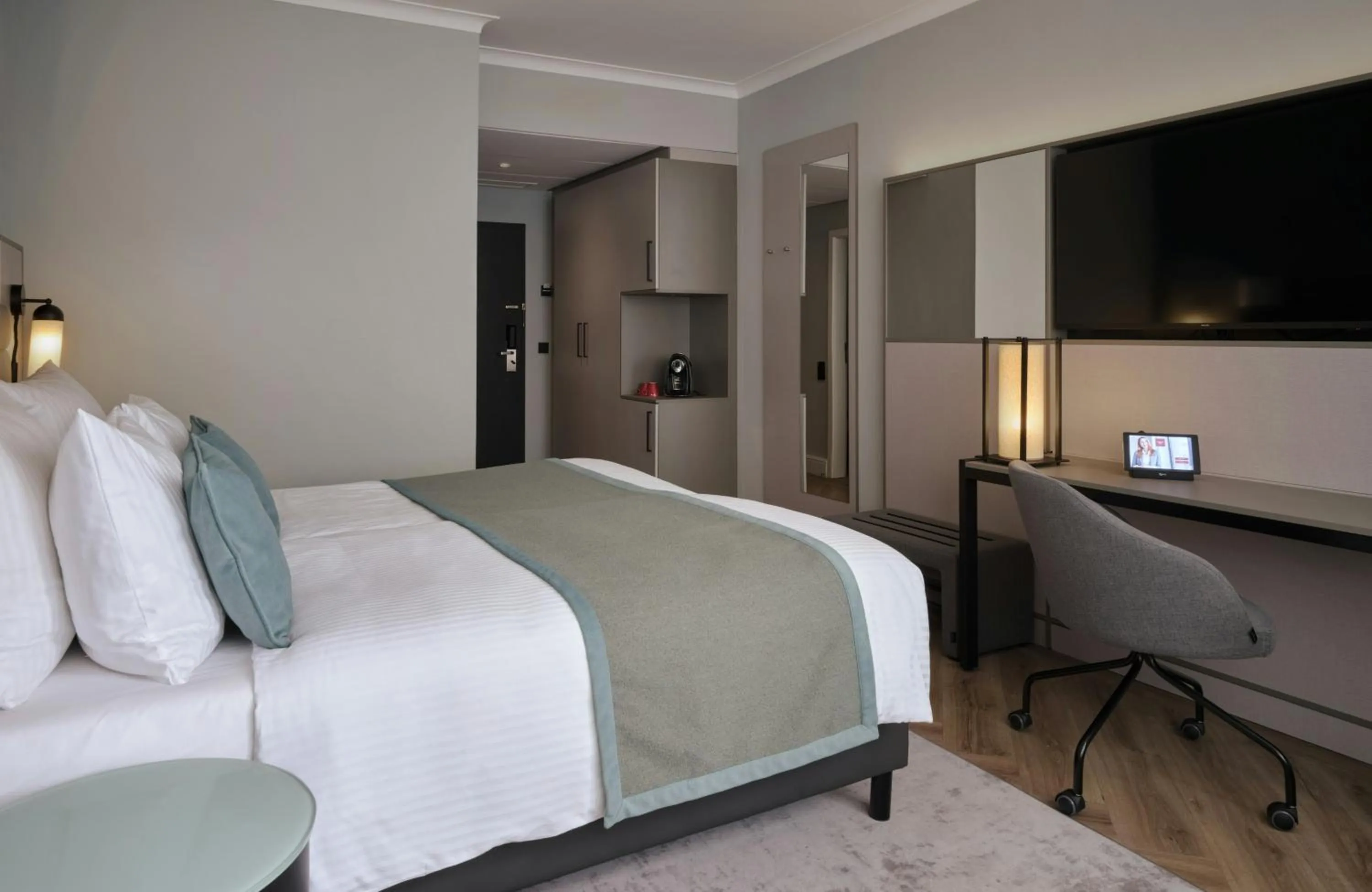 Photo of the whole room, Bed in Leonardo Royal Hotel Düsseldorf Königsallee