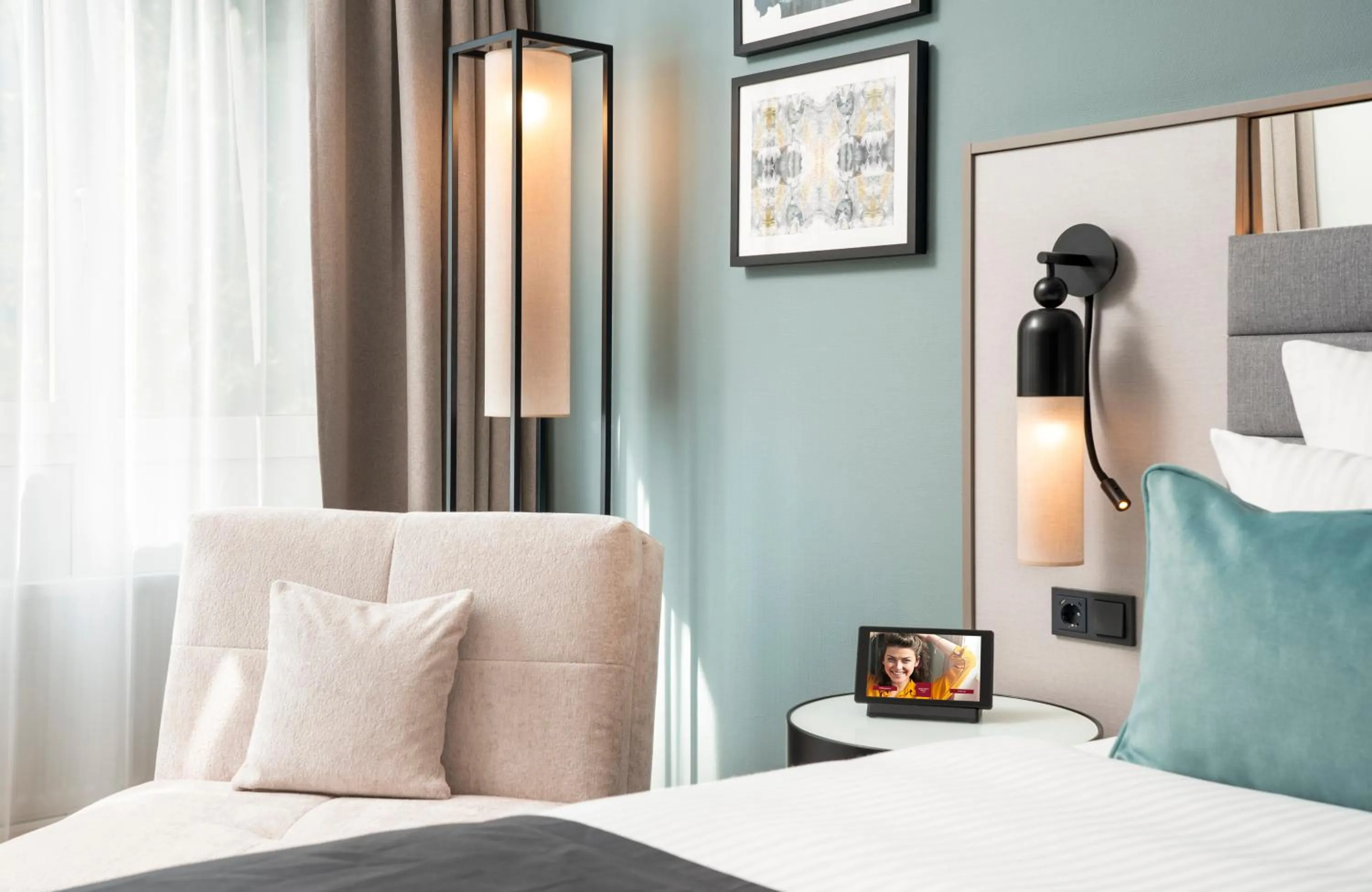 Seating area, Bed in Leonardo Royal Hotel Düsseldorf Königsallee