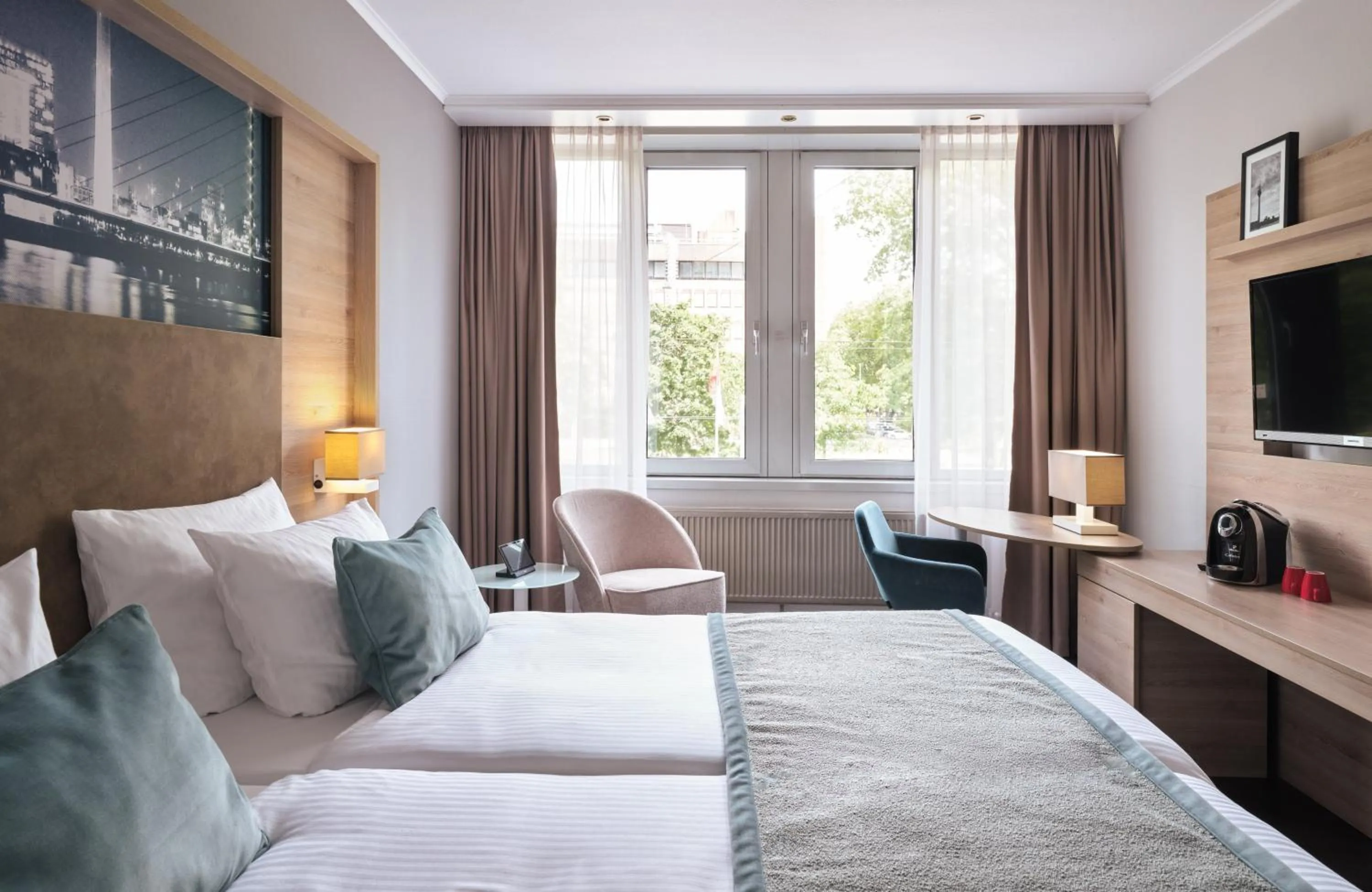 Photo of the whole room, Bed in Leonardo Royal Hotel Düsseldorf Königsallee