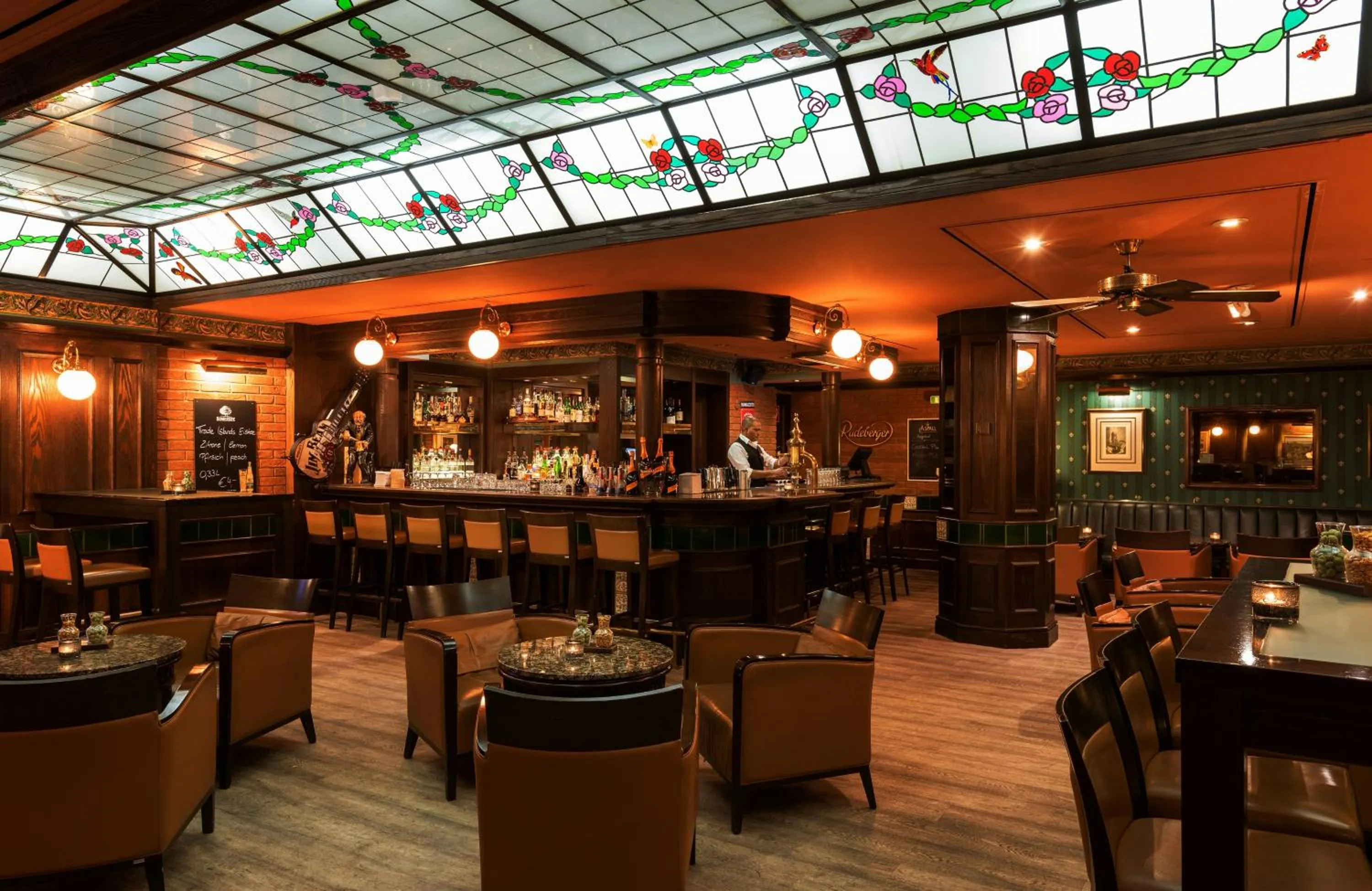 Lounge or bar in Leonardo Hotel Frankfurt City South