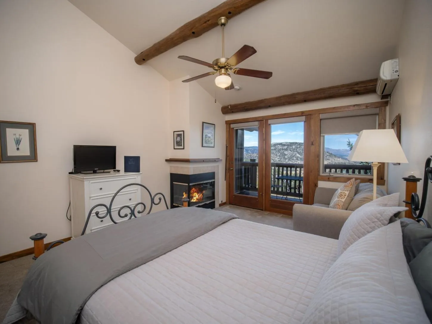 Bed in Taharaa Mountain Lodge