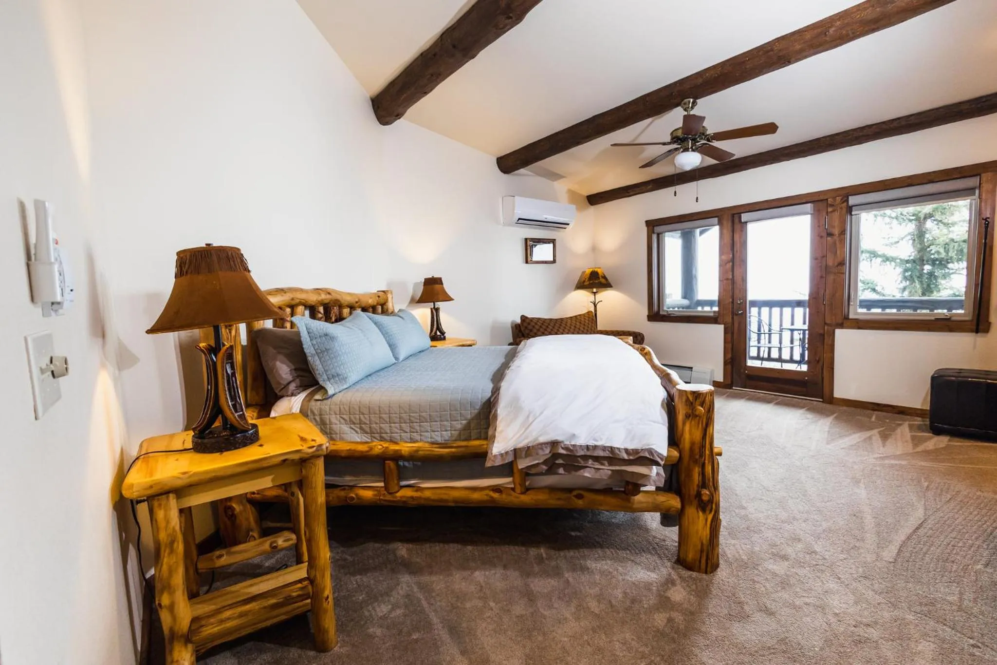 Bed in Taharaa Mountain Lodge