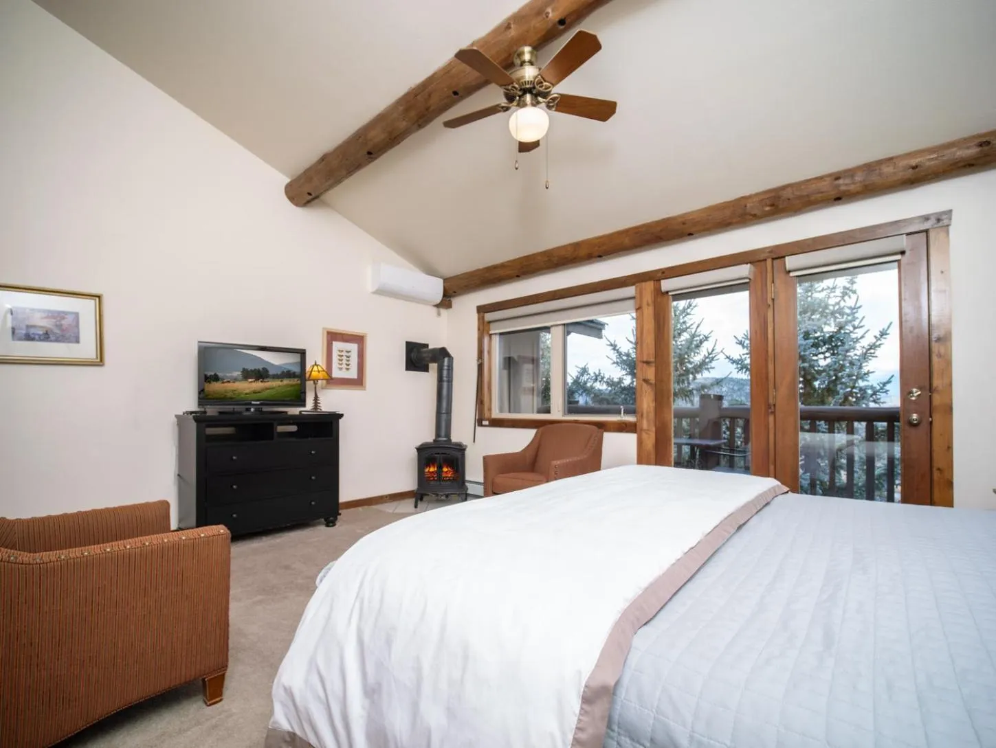 Bed in Taharaa Mountain Lodge