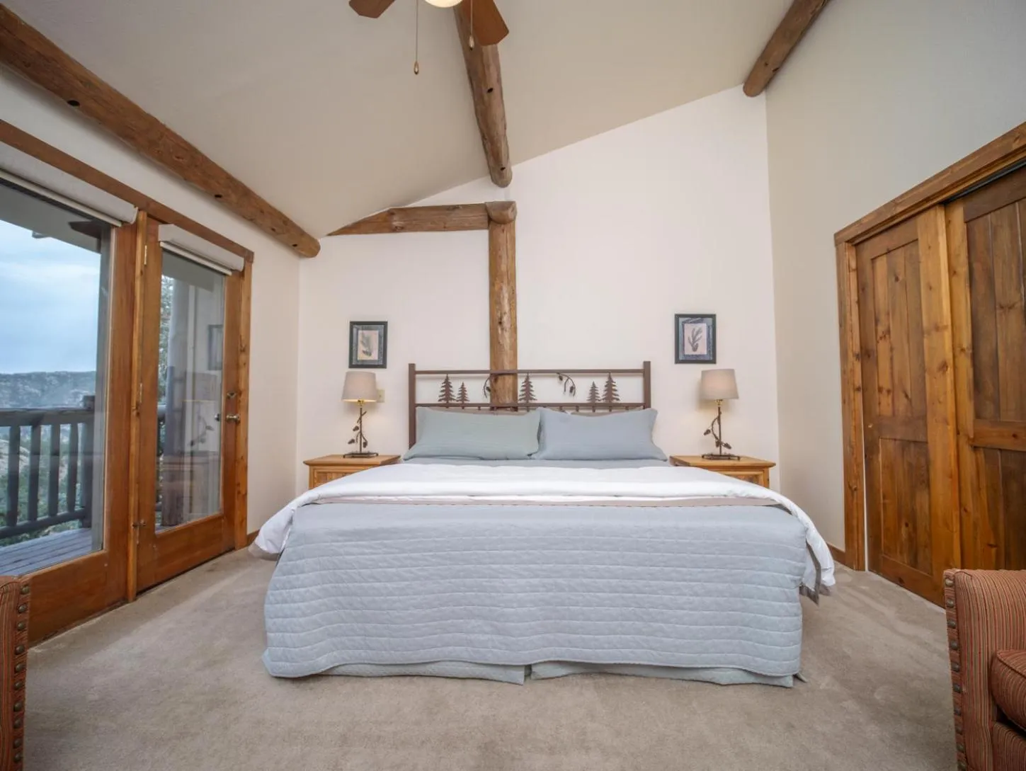 Bed in Taharaa Mountain Lodge