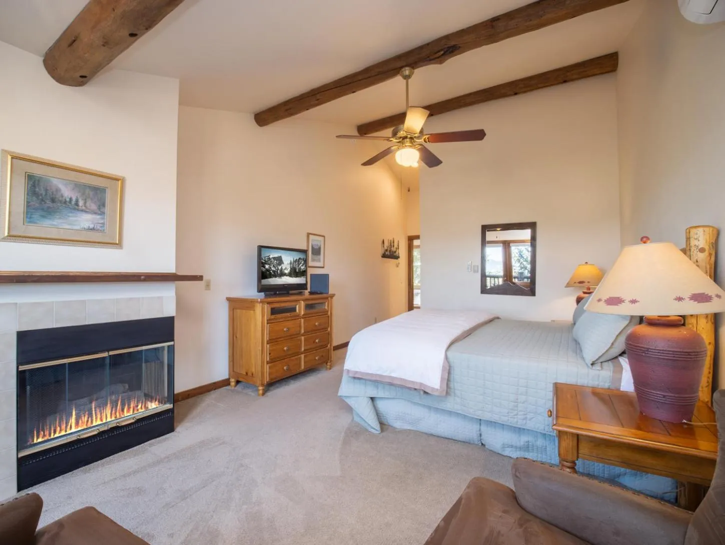 Seating area, Bed in Taharaa Mountain Lodge